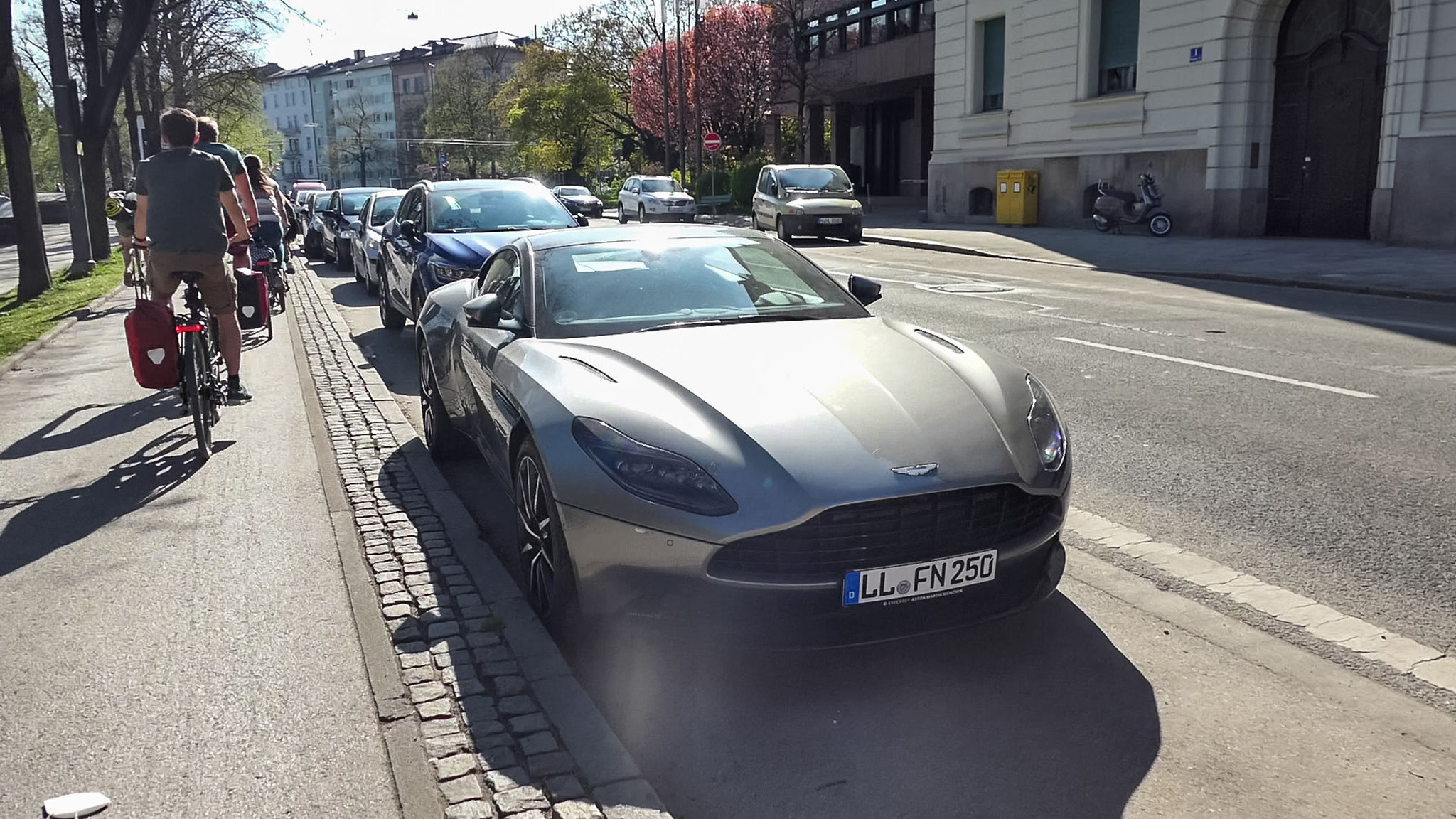 Aston Martin DB11 - LL-FN250