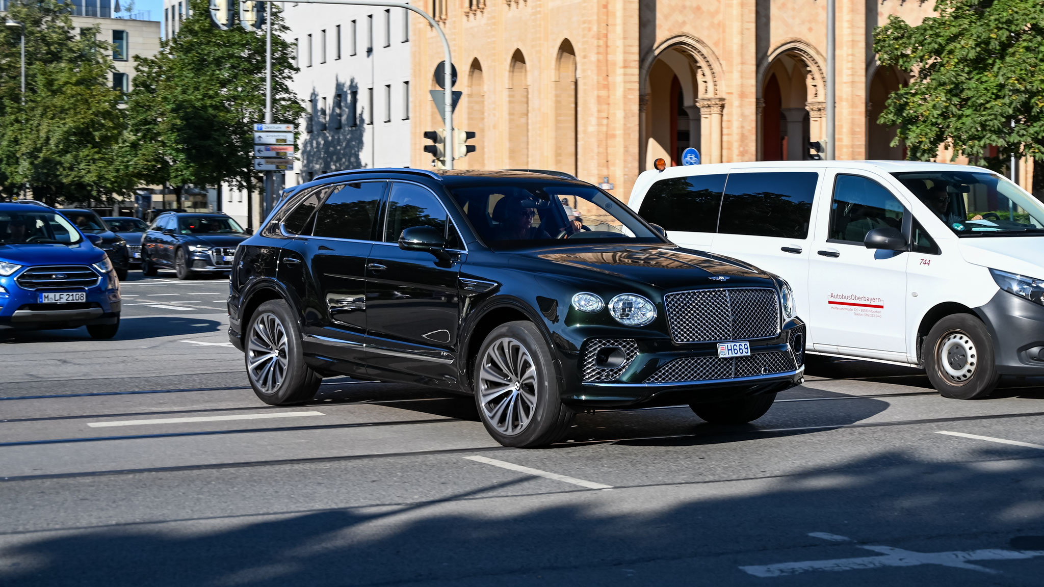 Bentley Bentayga EWB - H669 (MC)