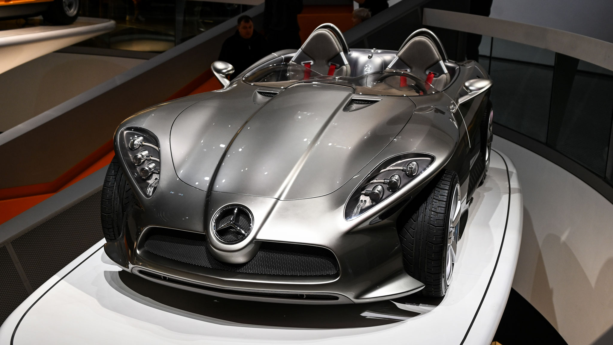 Mercedes-Benz F400 Carving