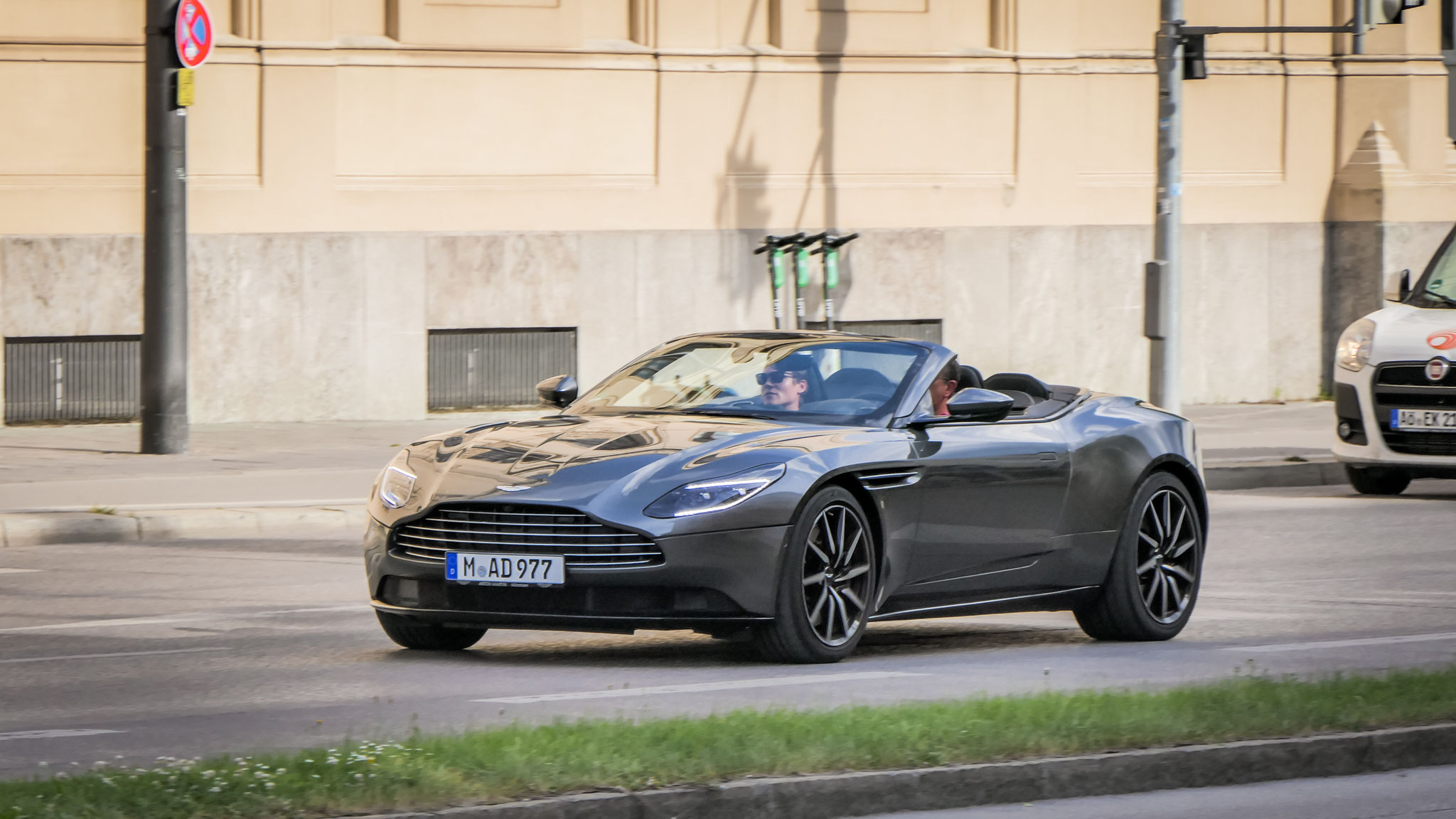 Aston Martin DB11 Volante - M-AD977