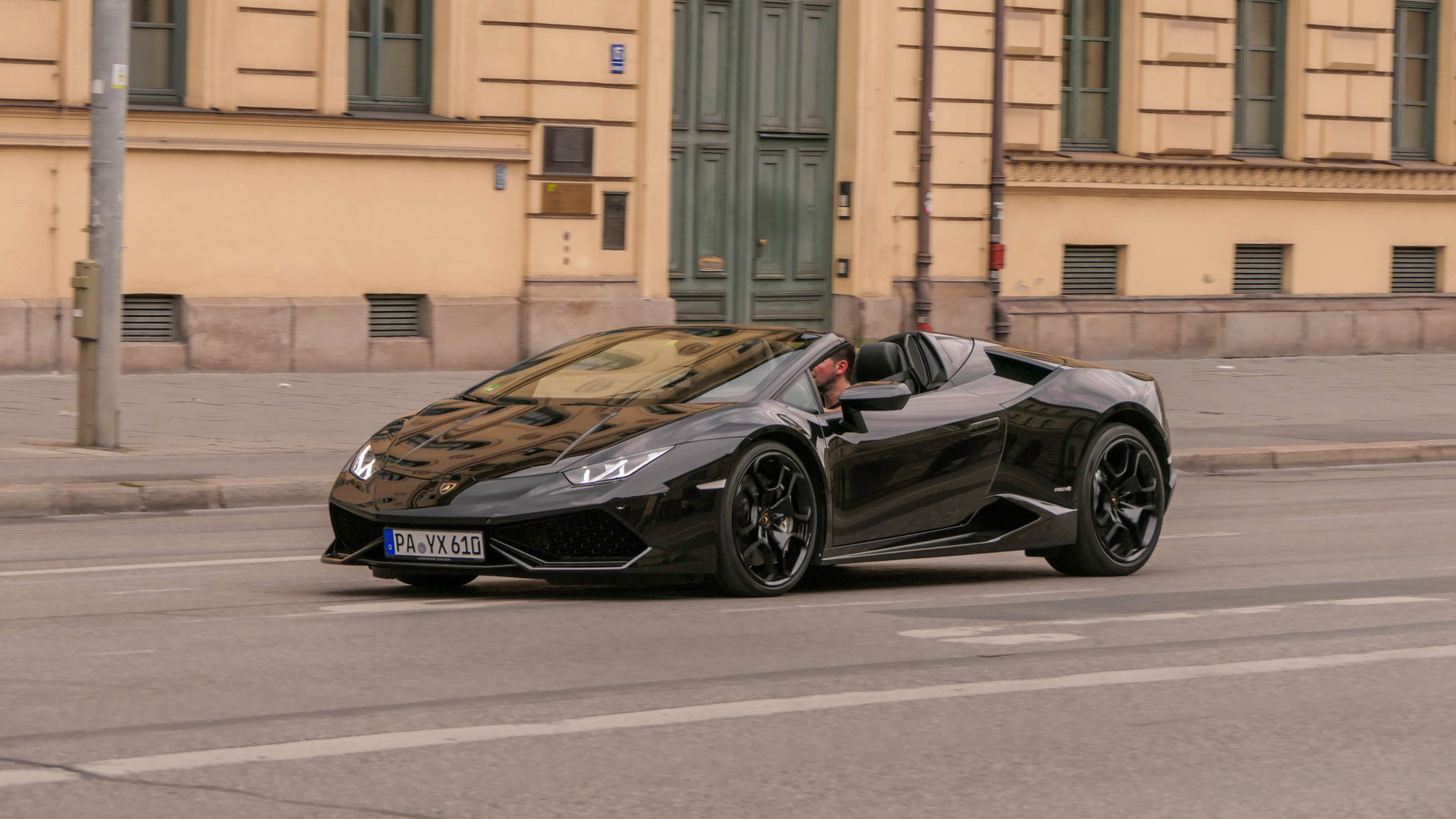 Lamborghini Huracan Spyder - PA-YX610