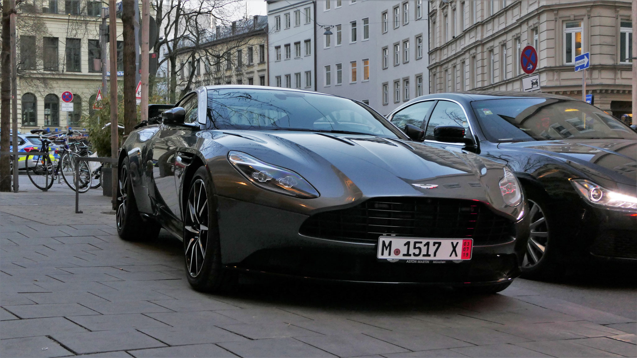 Aston Martin DB11 - M-1817X