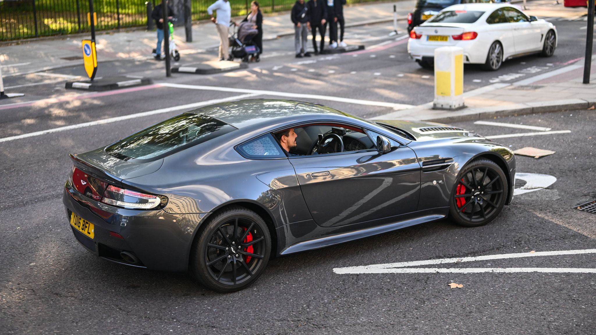 Aston Martin Vantage V12 - YD16BFL (GB)