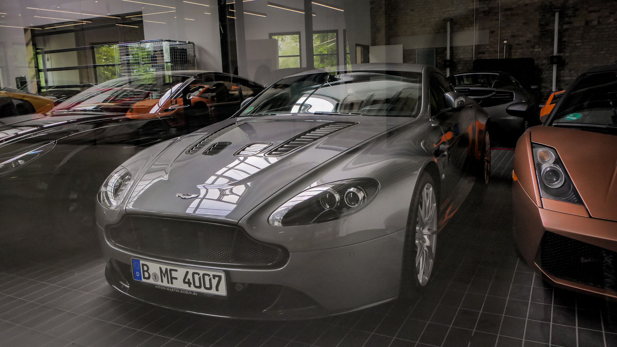 Aston Martin Vantage V12 - B-MF4007