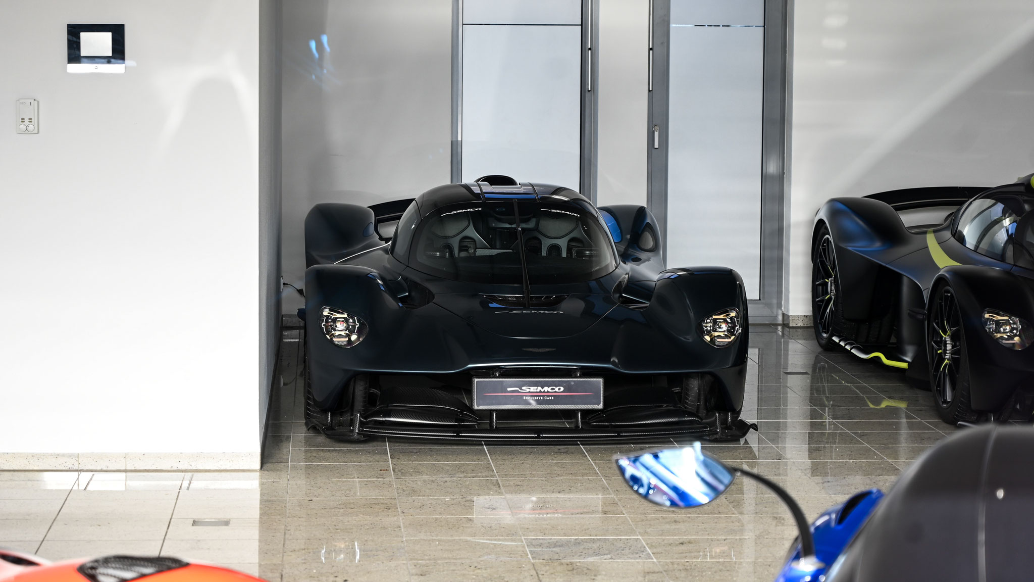 Aston Martin Valkyrie - KJ18TOU (GB)