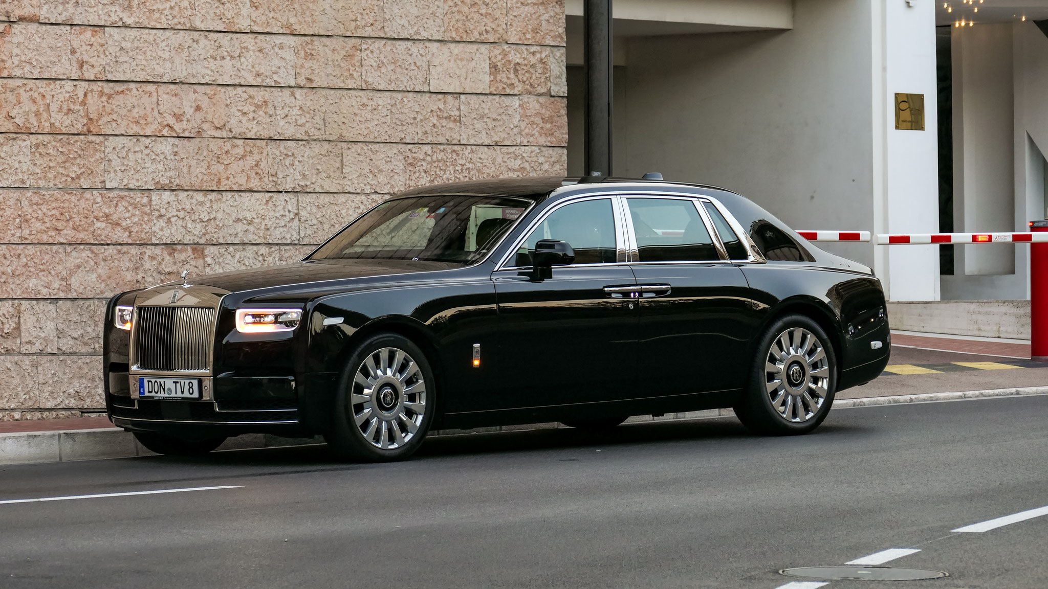 Rolls Royce Phantom - DON-TV8