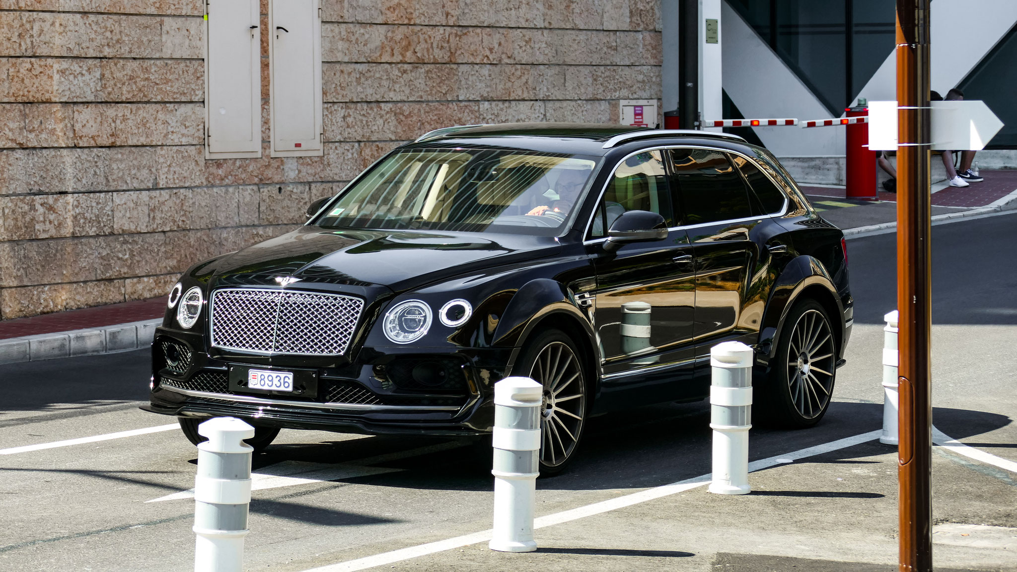 Bentley Bentayga - 8936 (MC)