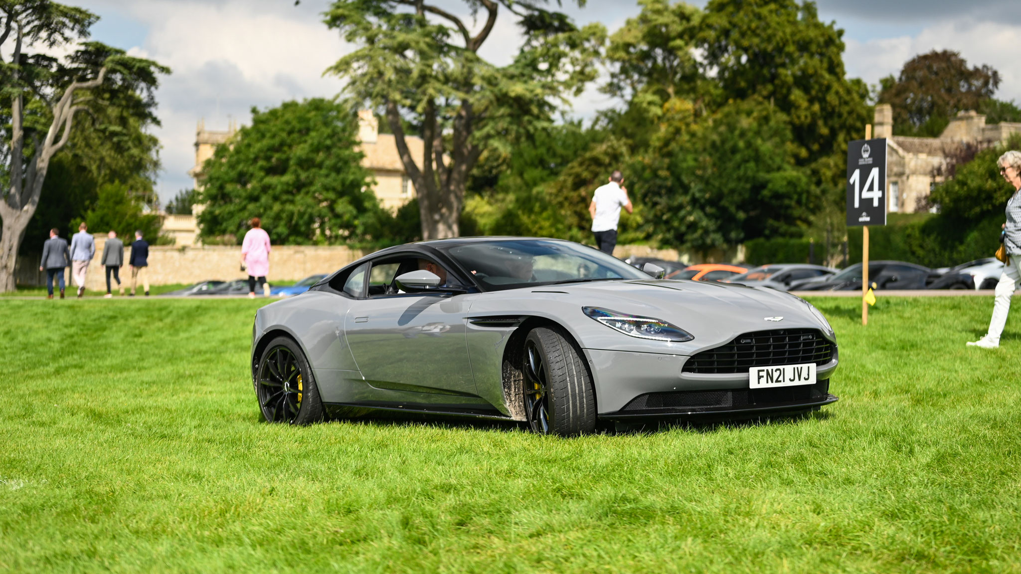 Aston Martin DB11 - FN21JVJ (GB)