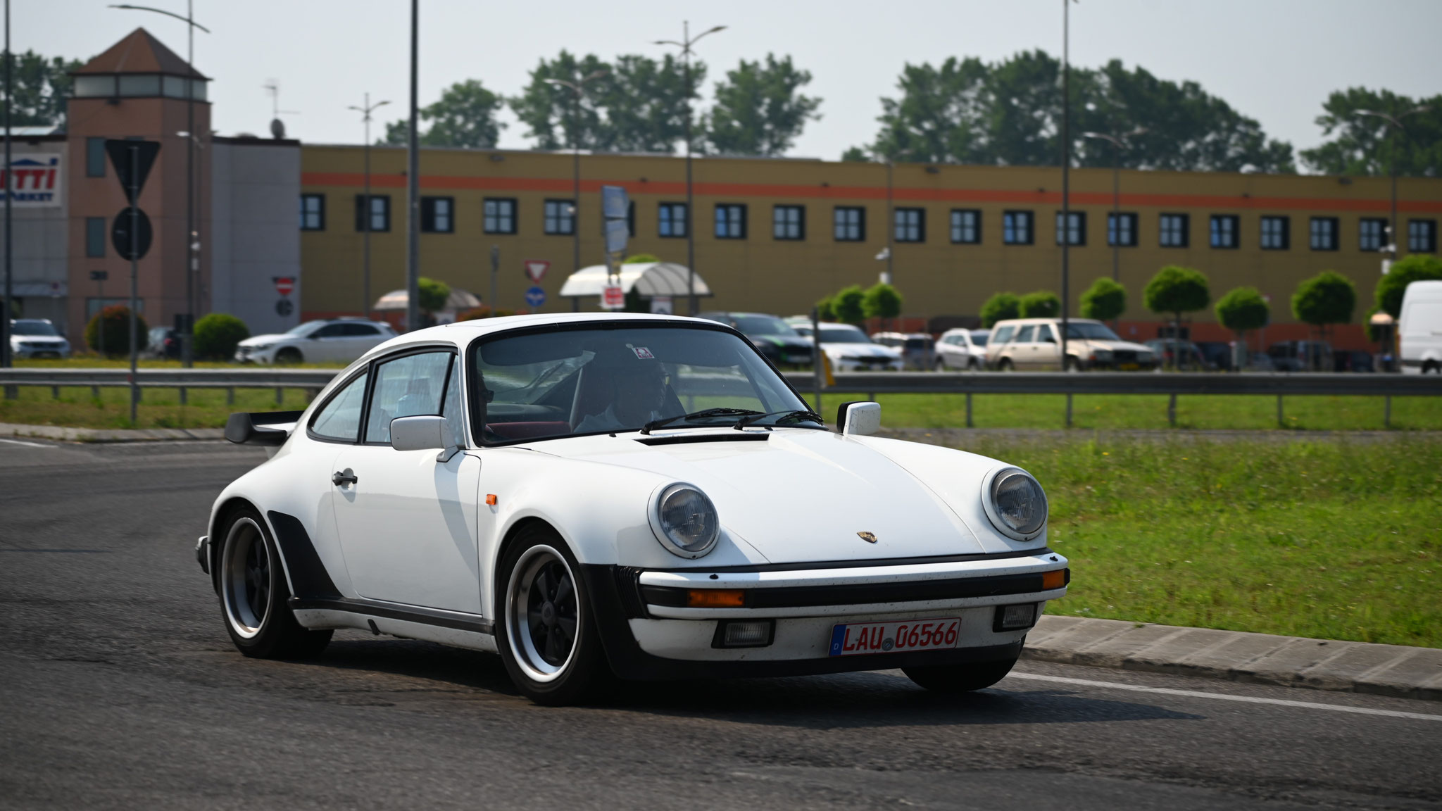 Porsche 930 Turbo - LAU-06566