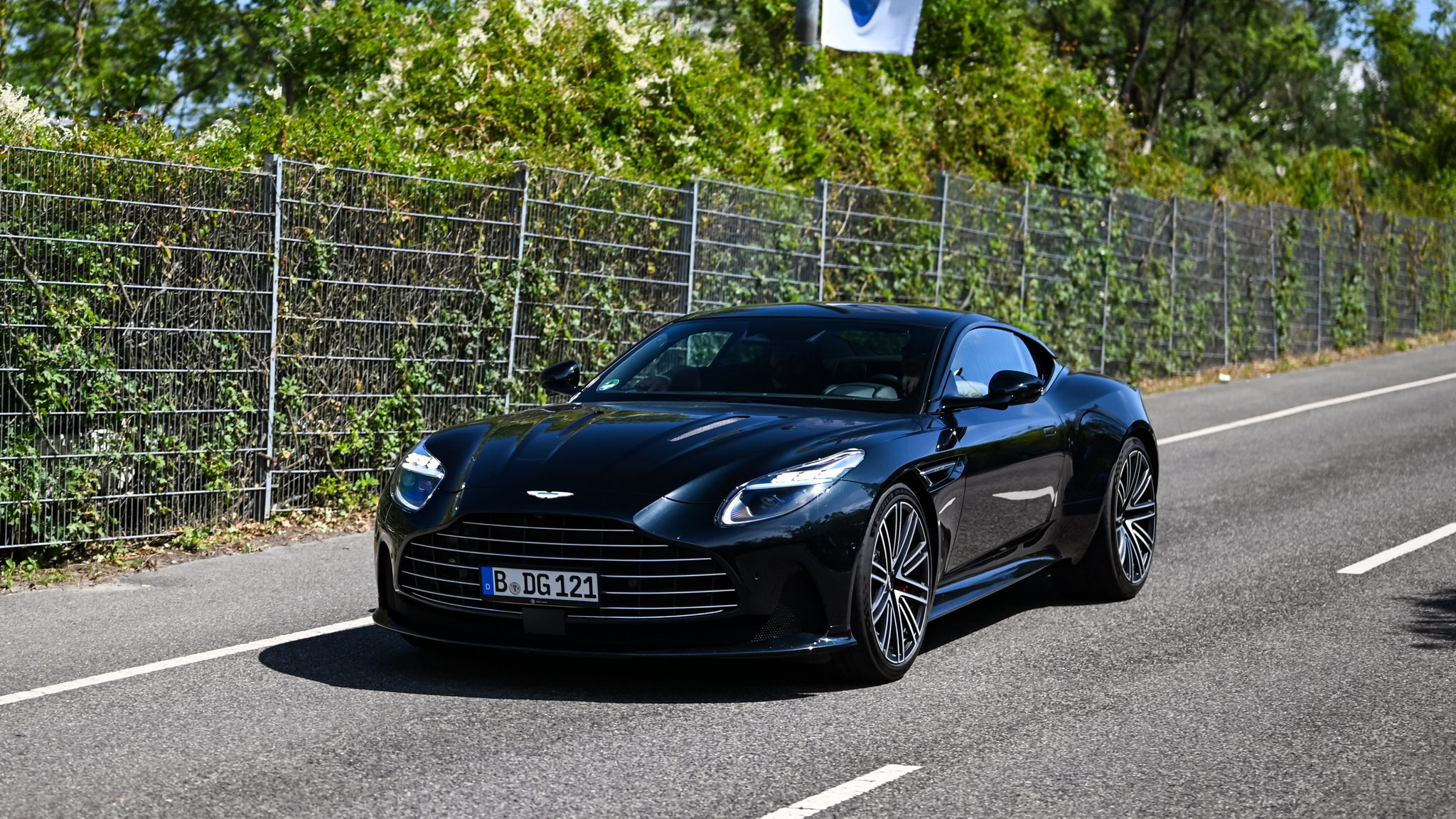 Aston Martin DB12 - B-DG121