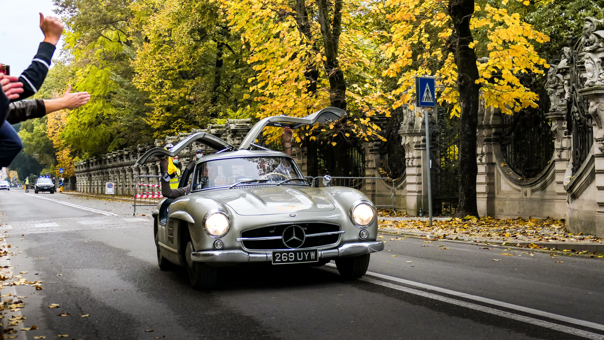 Mercedes 300SL - 269UYW (GB)