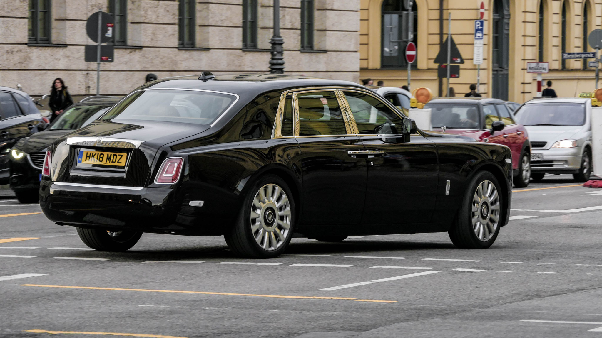 Rolls Royce Phantom - HY18MDZ (GB)