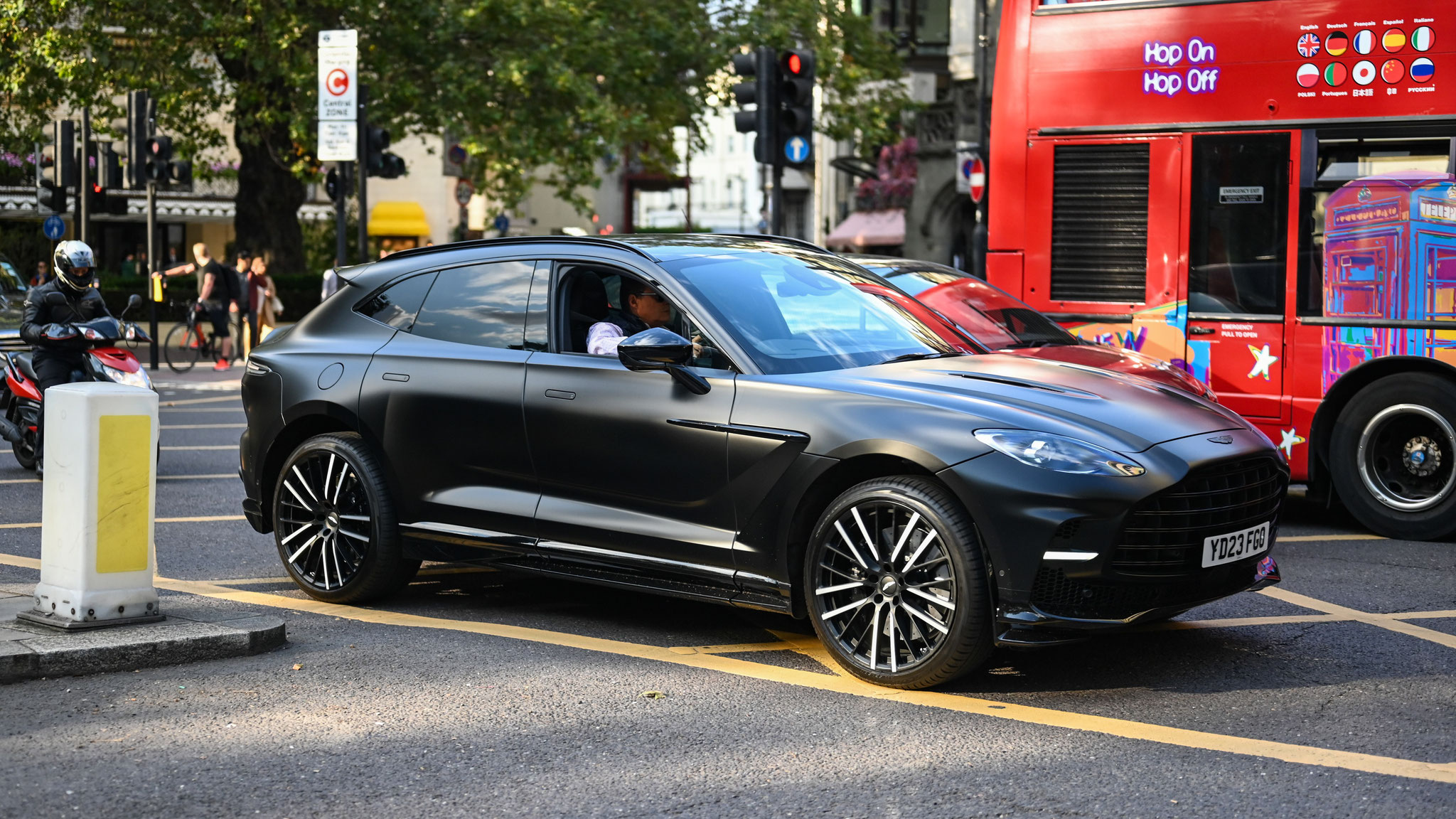 Aston Martin DBX 707 - YD23FGO (GB)