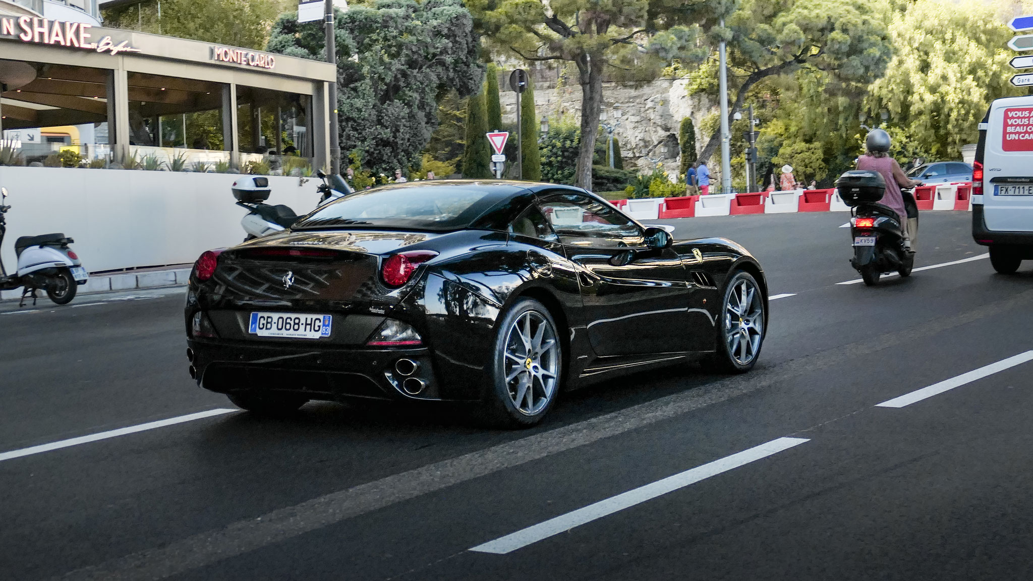 Ferrari California - GB068HG-83 (FRA)