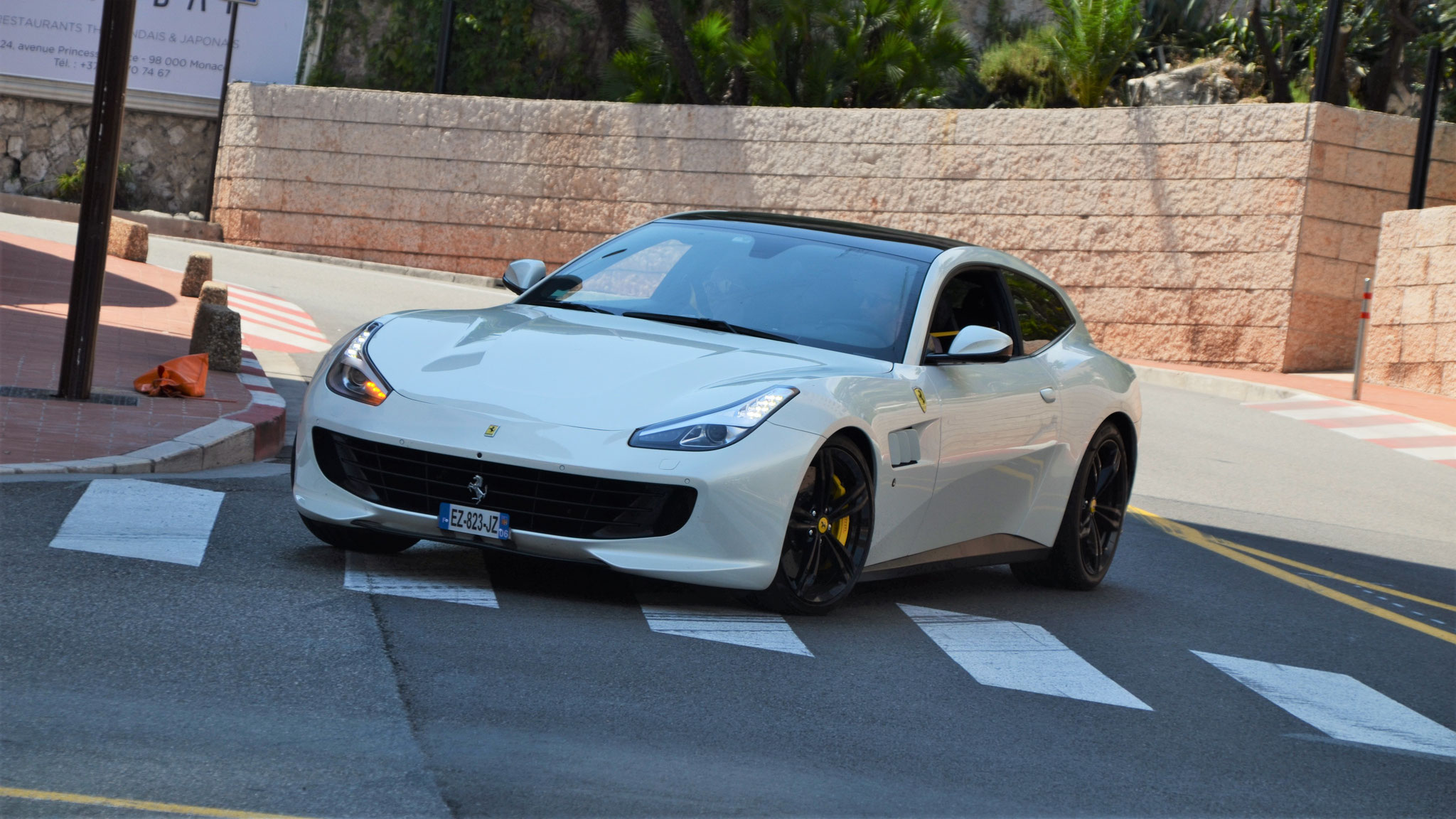 Ferrari GTC4 Lusso - EZ823JZ-06 (FRA)