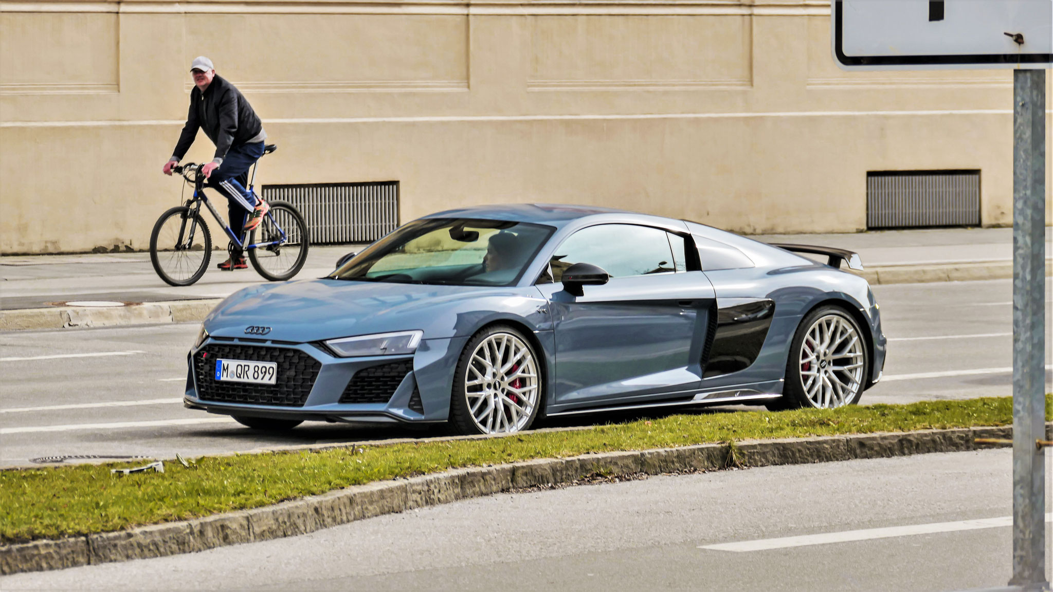 Audi R8 V10 - M-QR899