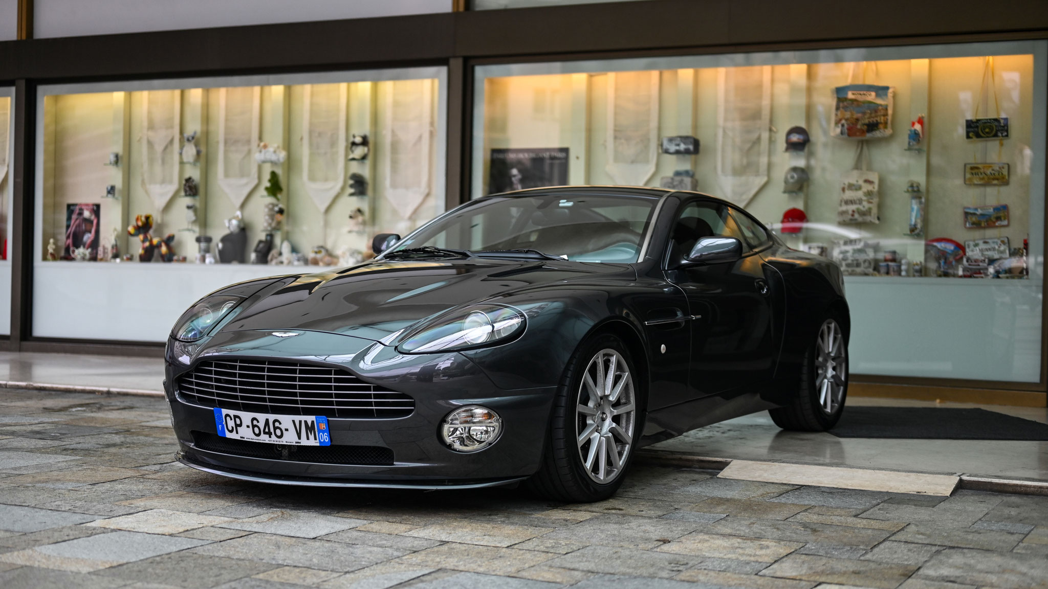 Aston Martin V12 Vanquish S - CP646VM-06 (FRA)