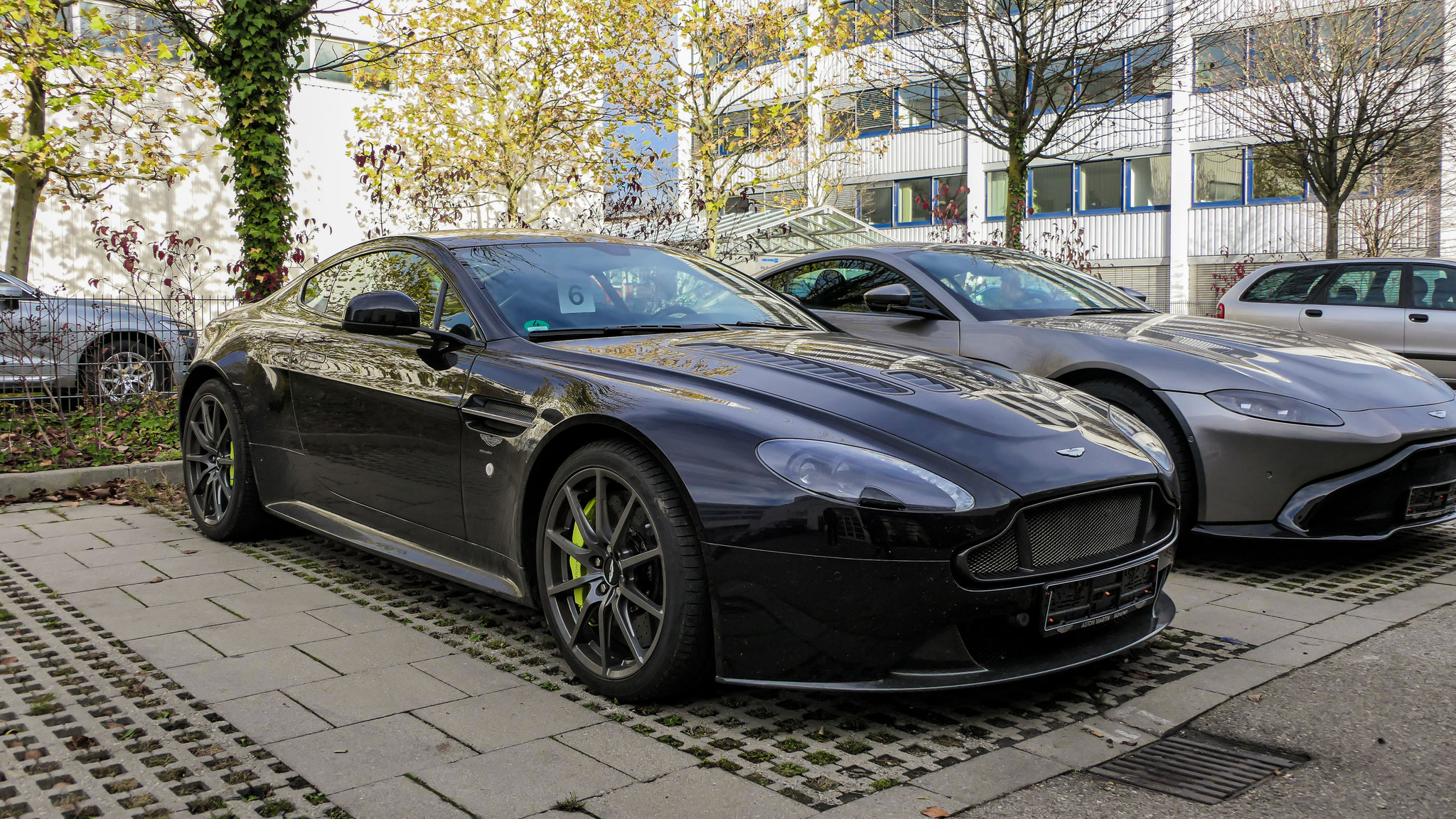 Aston Martin Vantage V12 - AIC-AM640