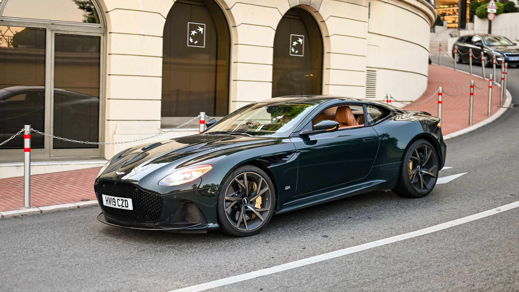Aston Martin DBS Superleggera - HV19CZD (GB)