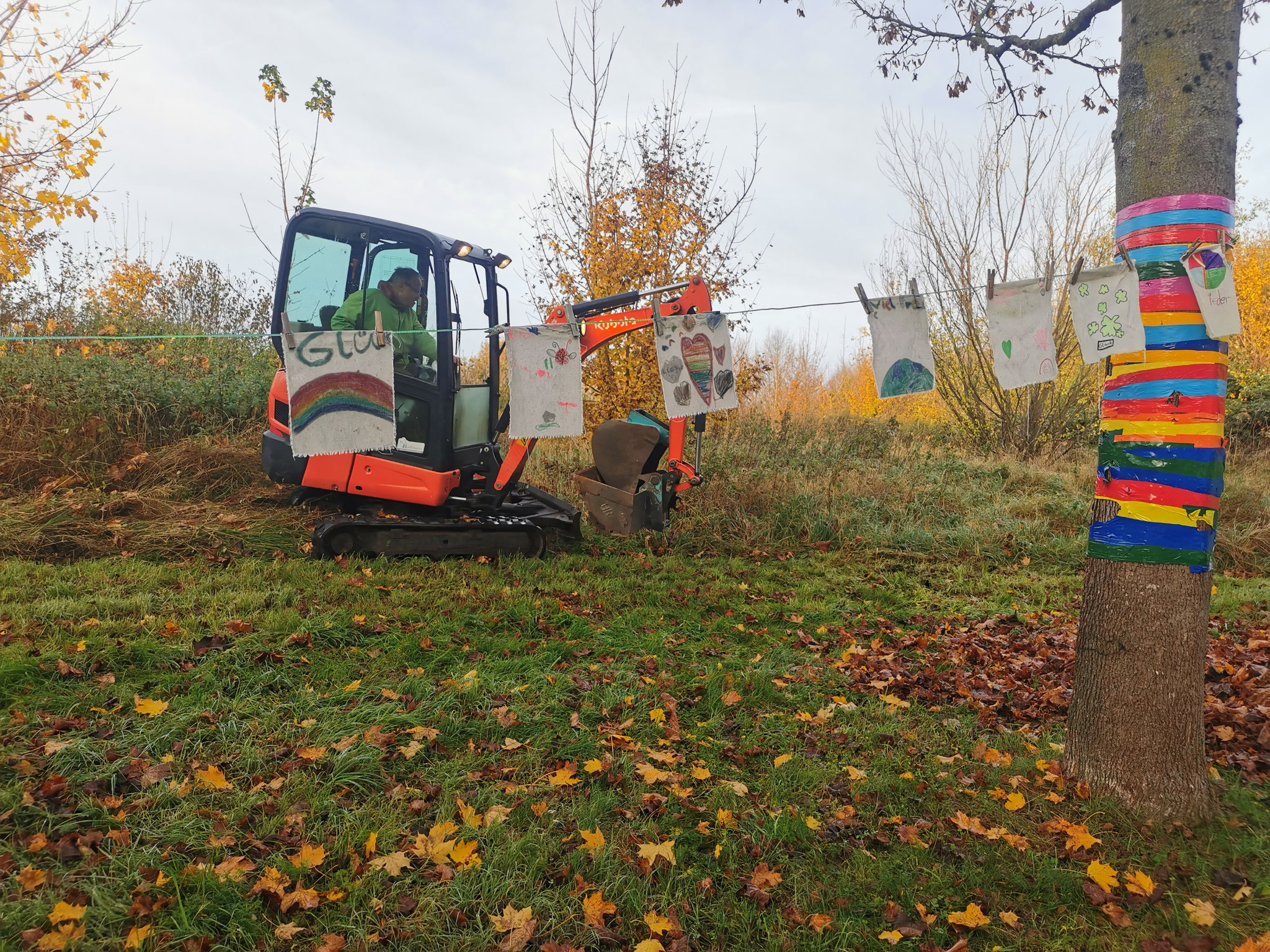 10.11. Der Bagger beginnt die Kleinsträucher zu entfernen und die Grasnarbe abzuziehen