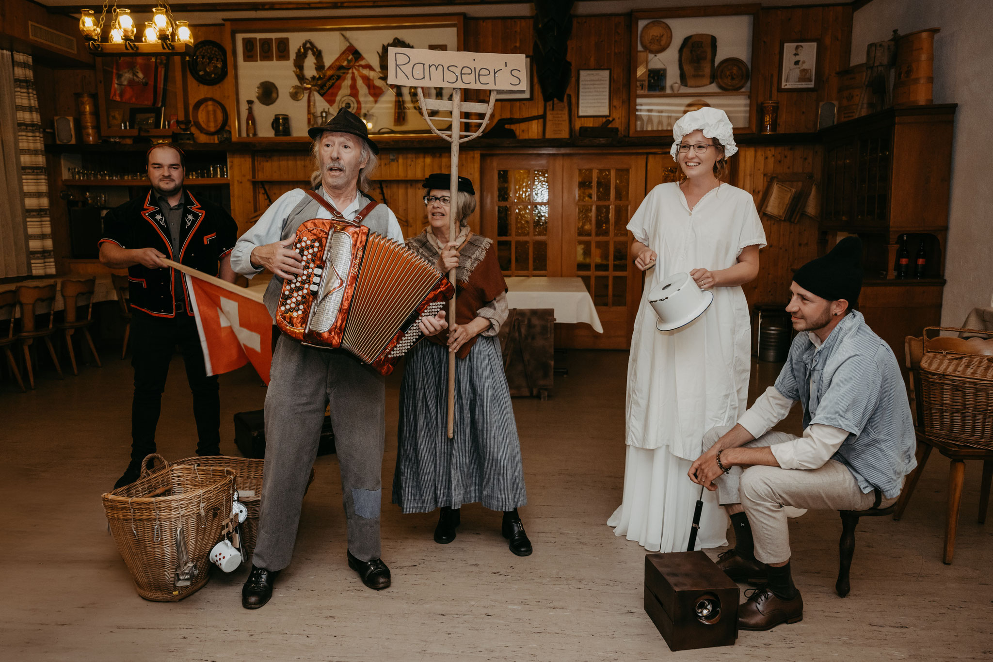  Familienkapelle Ramseier's mit den Komikern Gottfried und Elise 