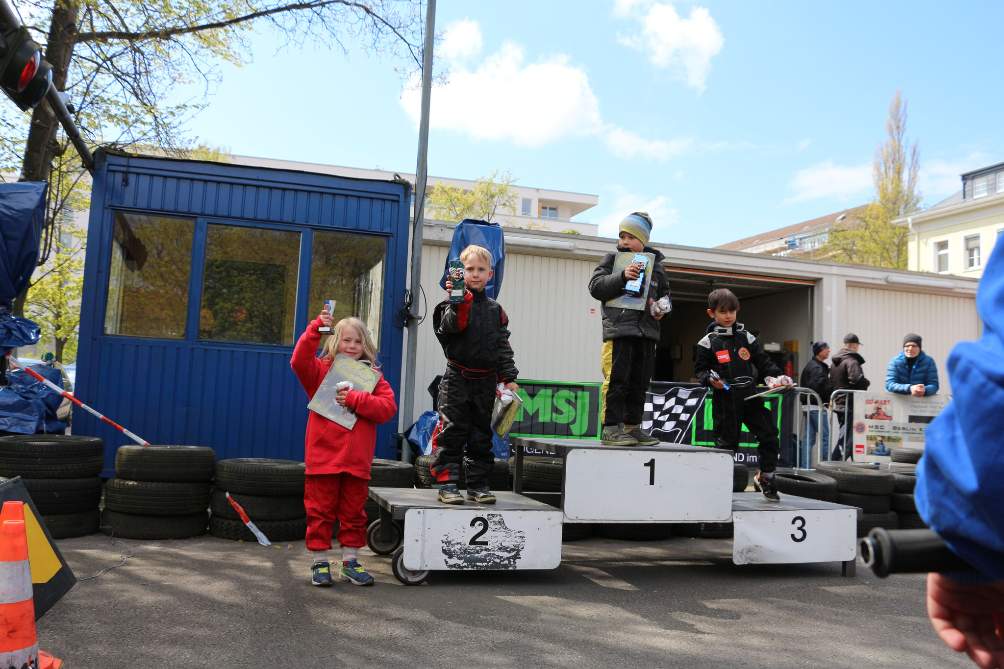 Siegerehrung Klasse 0 mit Jaron Gensow auf Platz 2 und Lina von Holt auf Platz 4