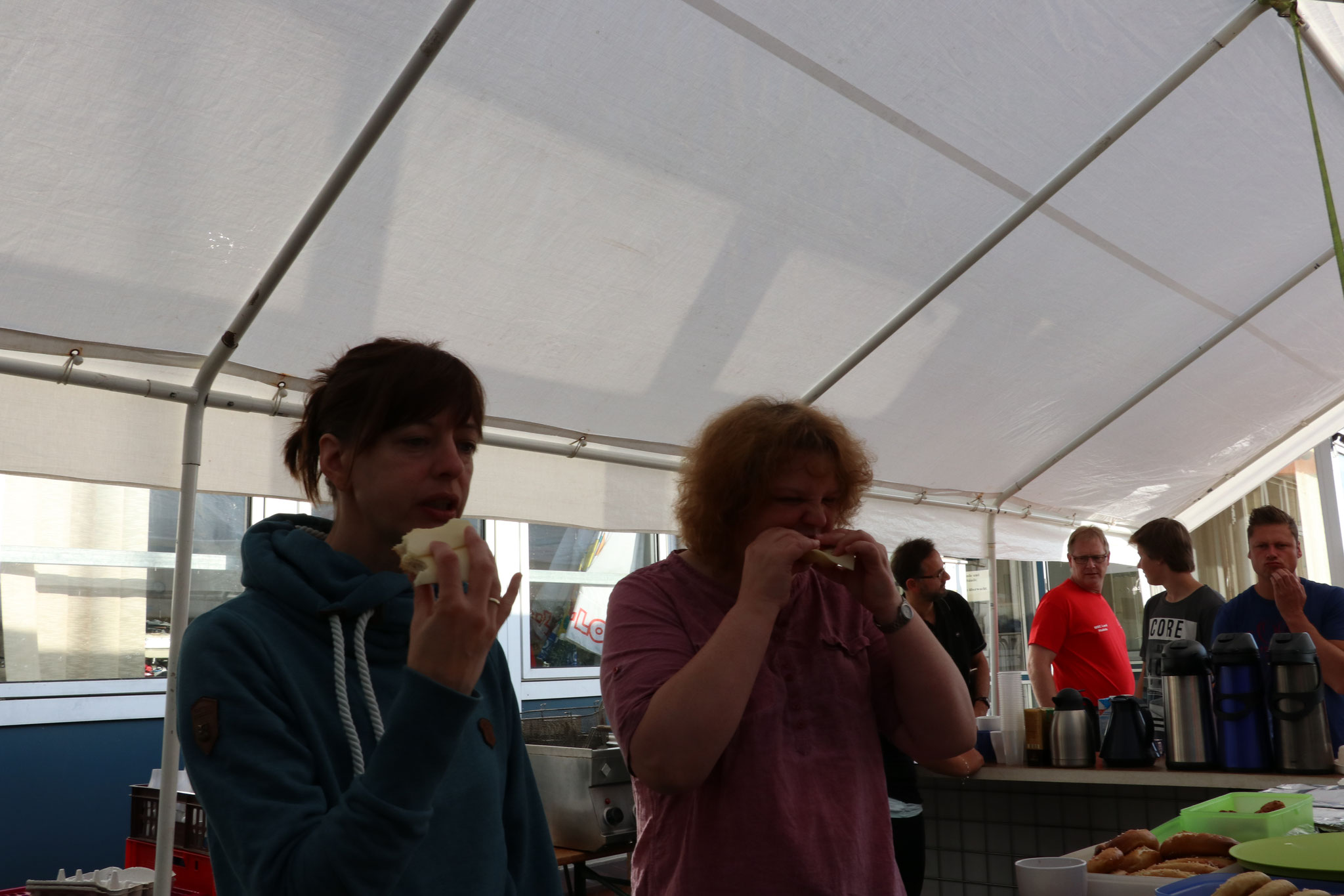 Erst einmal selber stärken! Zu sehen sind Birgit Föge und Silke Hadeler