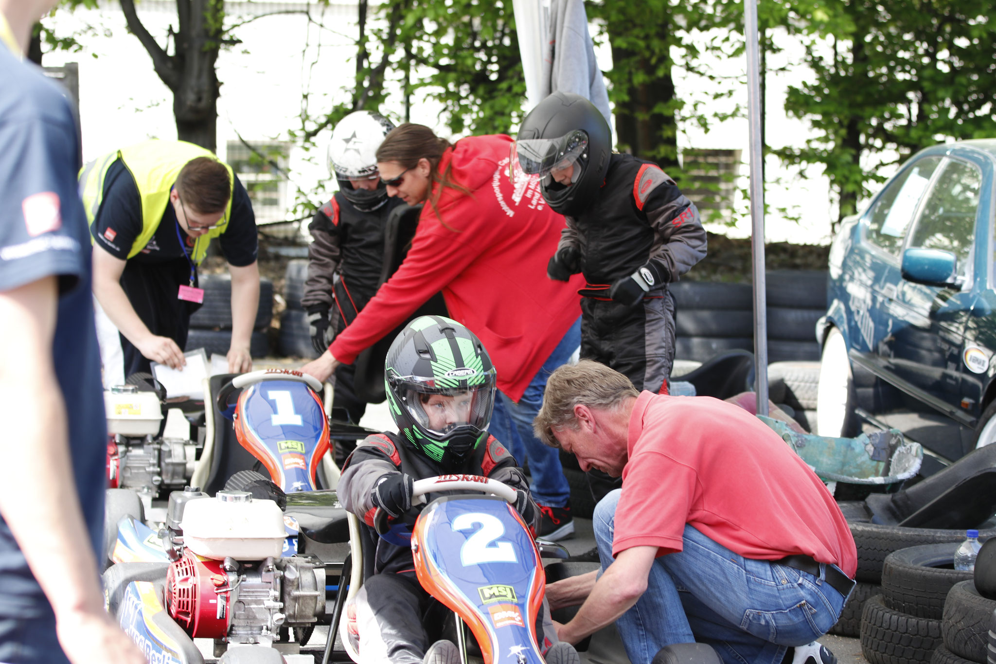 In der Boxengasse vorne: Luca-Finn Hadeler mit Trainer Oskar Föge, hinten: v.r. Tommes Becker, Holger Altmann und Lars von Holt