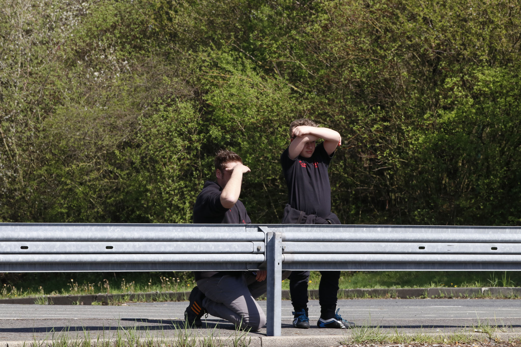 Rene und Justin Gensow gucken sich die Fahrer an