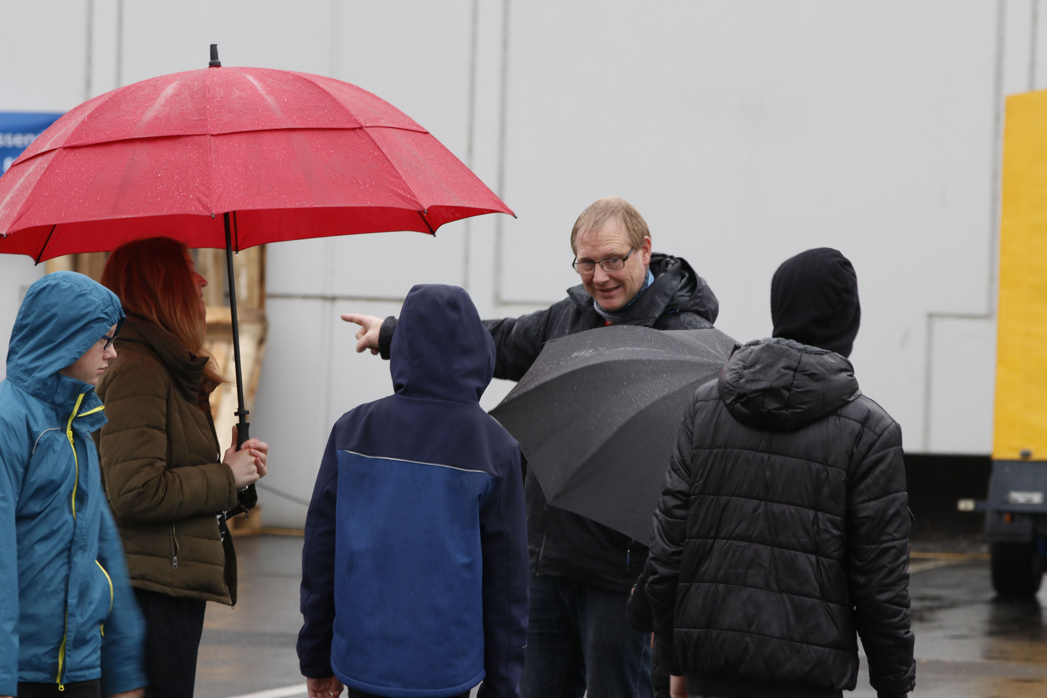 Auch bei Regen gibt es Einweisung und die Strecke muss abgelaufen werden