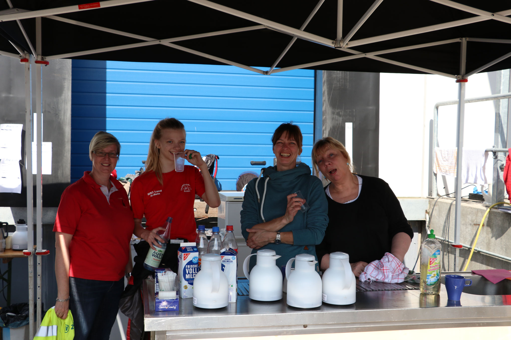 Bärbel Schlüer, Alicia Föge, Birgit Föge und Bärbel Boje hinterm Tresen