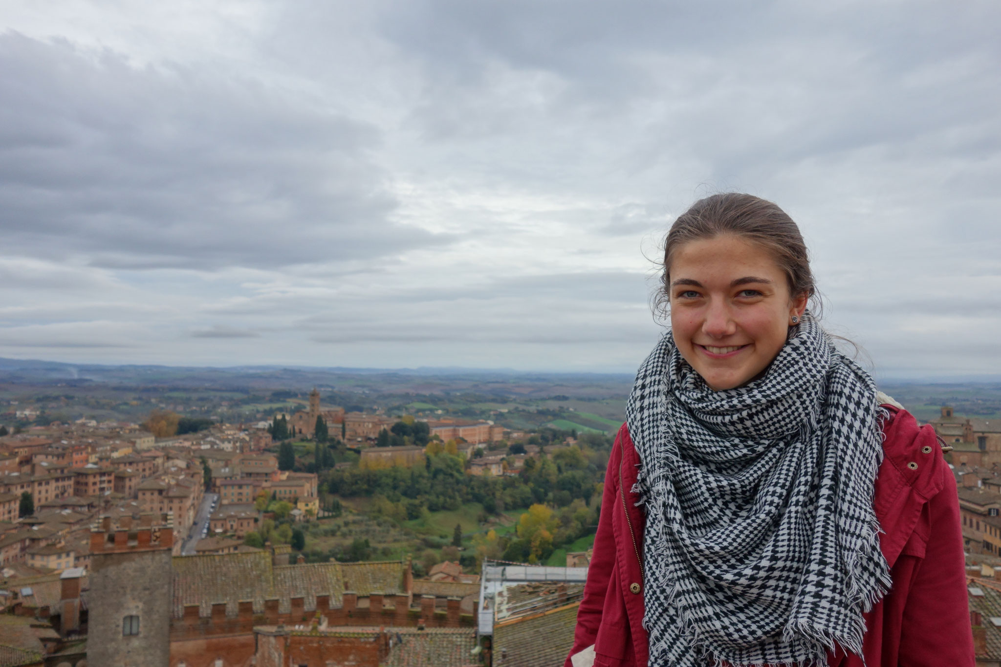 Siena von oben betrachtet: meine Wenigkeit vor dem traumhaften Panorama auf dem "Facciatone".