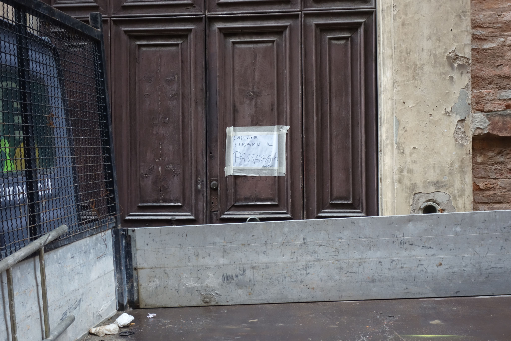 Typisch Italien: Auf dem Schild steht "Lasciare libero il passaggio", also "Durchgang freihalten", aber wen kümmert's schon?!