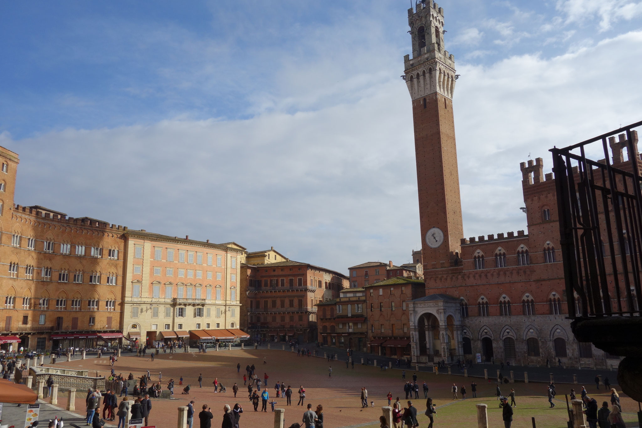 Die berühmte Piazza del Campo im Herzen Sienas. Am letzten Tag konnte ich sogar noch ein Foto bei blauem Himmel schießen :-)