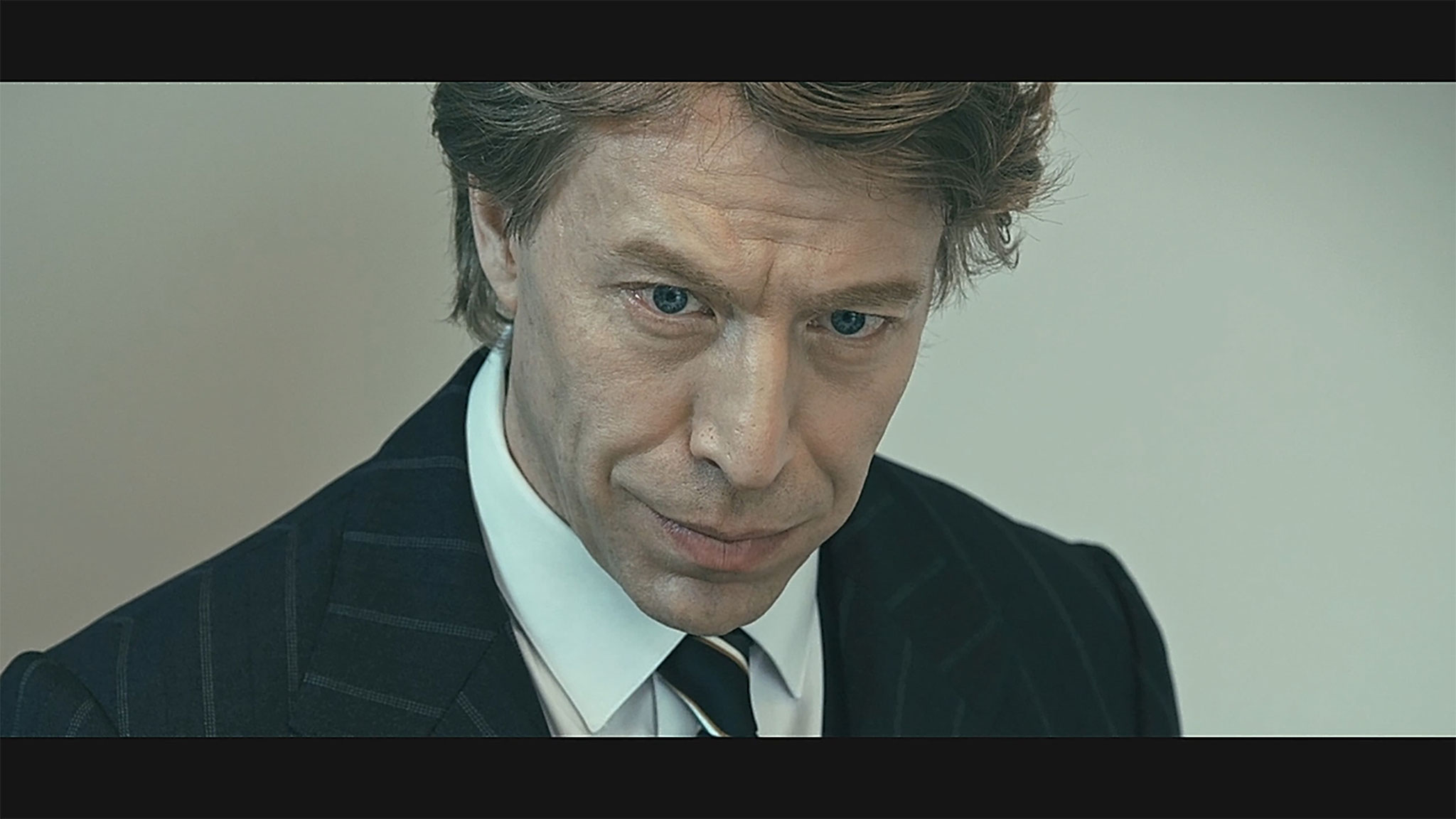 Ottaviano Blitch nel ruolo di Max Galli — set di THP, primo piano cinematografico, espressione scaltra e magnetica, actor and performer, Max Galli character in THP, cinematic close-up, sharp cunning expression — 03