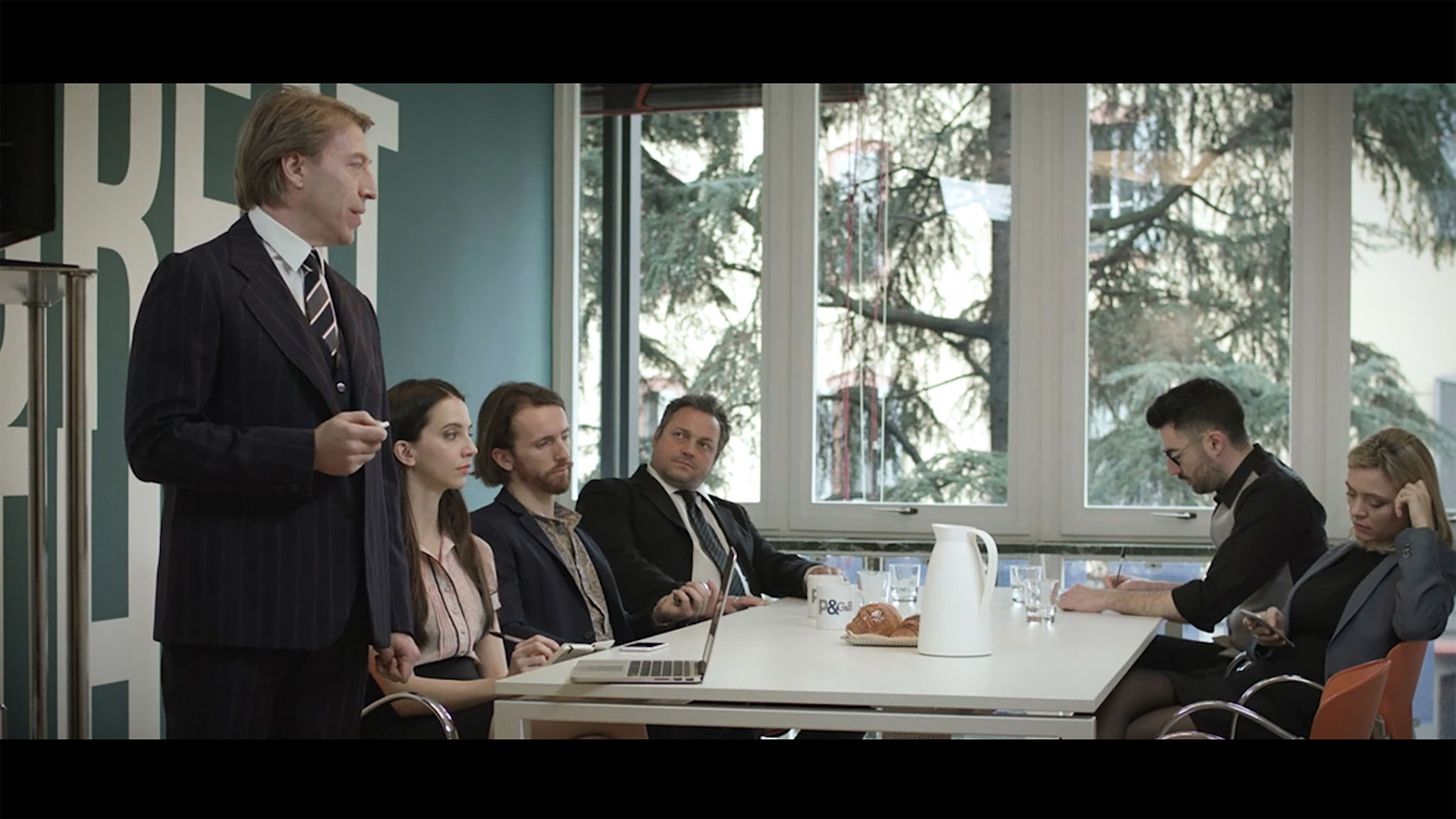Ottaviano Blitch nel ruolo di Max Galli — set di THP, scena cinematografica meeting di gruppo, interpretazione intensa, actor and performer, Max Galli character in THP, cinematic film scene with cast, dramatic performance — 01