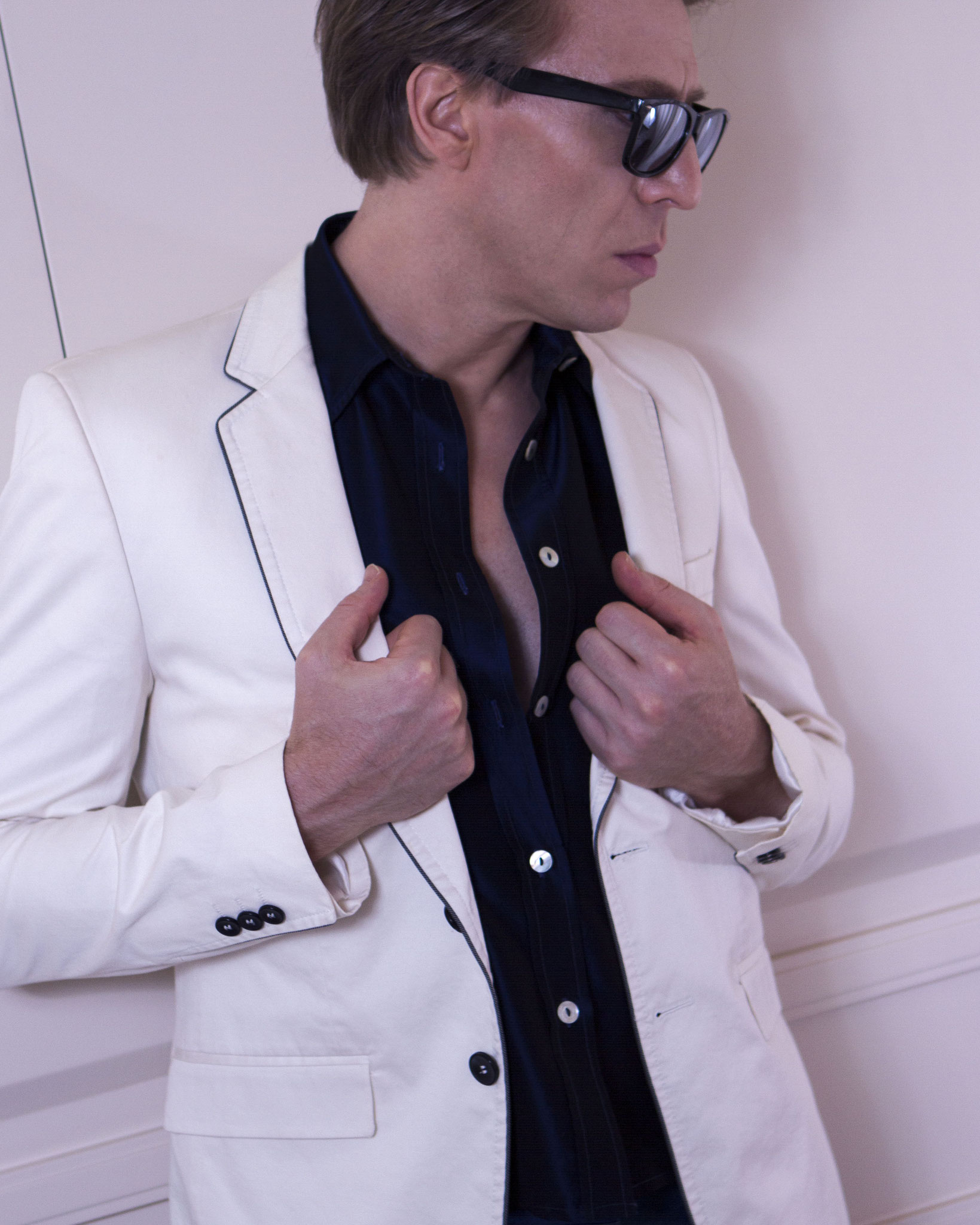 Ottaviano Blitch, actor and performer, glamour editorial portrait in a white jacket and sunglasses, attore performer ritratto glamour editoriale