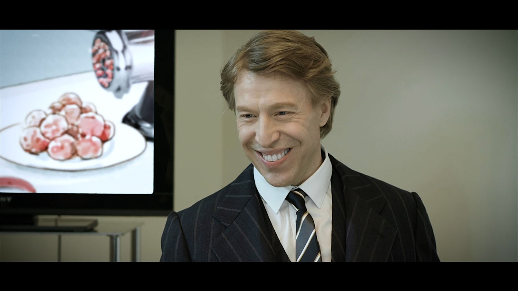 Ottaviano Blitch nel ruolo di Max Galli — set di THP, primo piano cinematografico, espressione scaltra e magnetica, actor and performer, Max Galli character in THP, cinematic close-up, sharp smiling cunning expression — 02