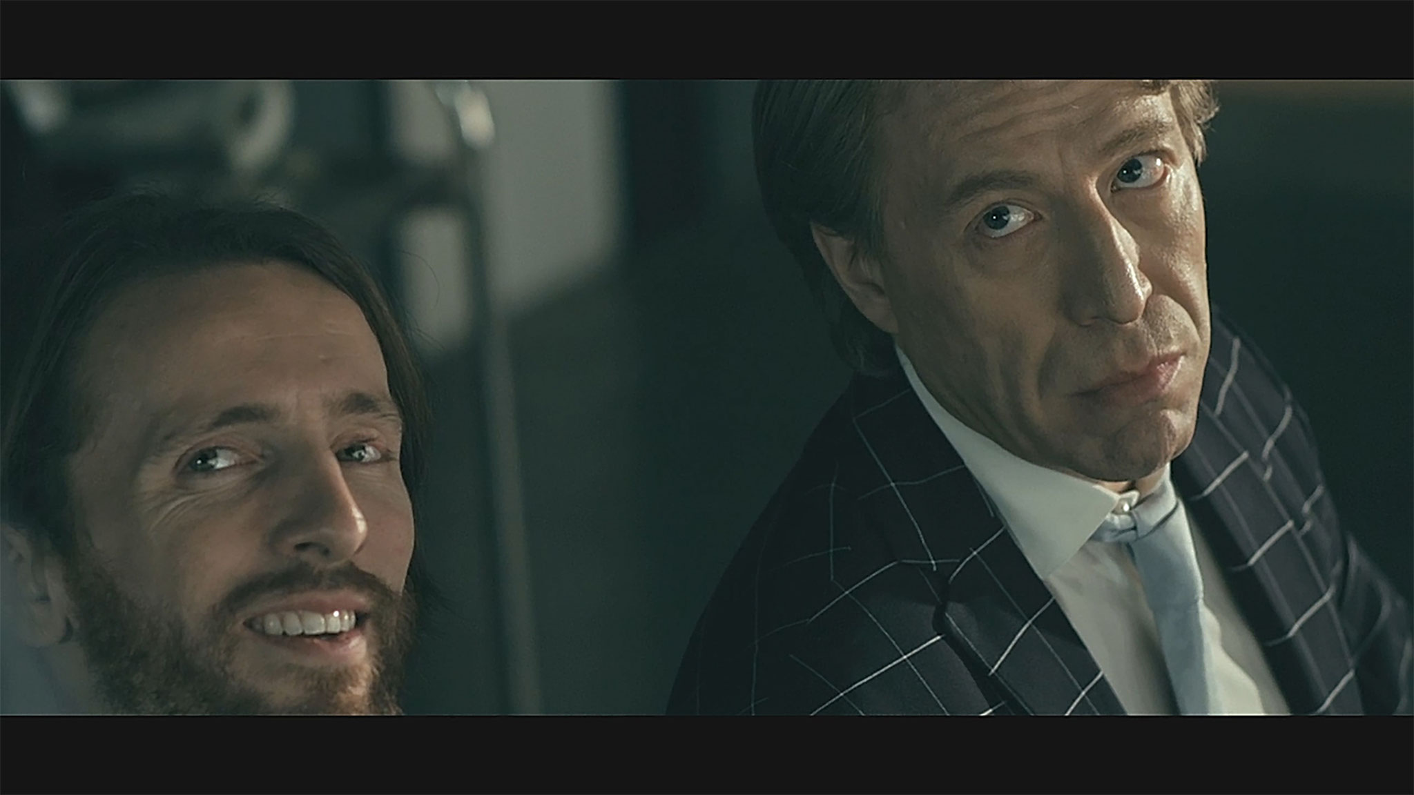 Ottaviano Blitch nel ruolo di Max Galli — set di THP, primo piano cinematografico, espressione scaltra e magnetica, actor and performer, Max Galli character in THP, cinematic close-up, sharp cunning expression — 09