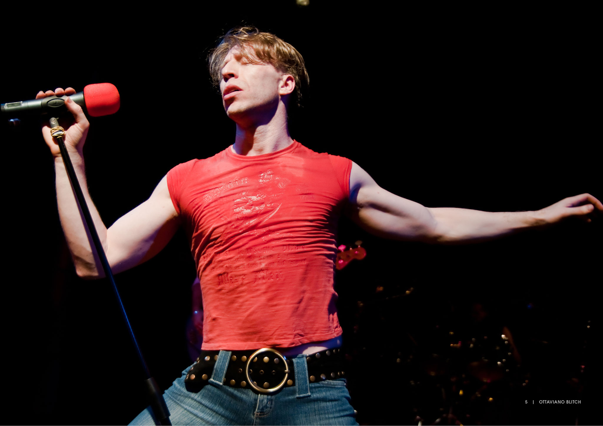 Ottaviano Blitch, actor, singer and performer, live stage David Bowie tribute performance with microphone, attore cantante performer omaggio Bowie live sul palco