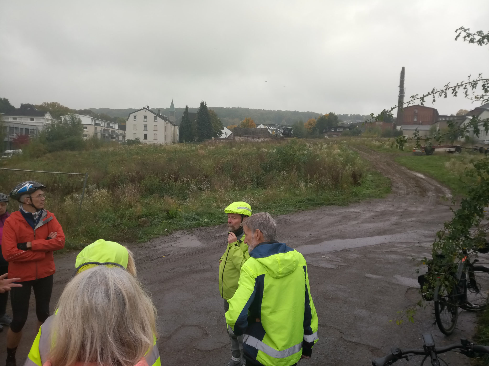 Foto 3: Spitzenstraße: Dajana Meier von „Neue-Ufer-Wuppertal“ zeigt, wo die „Langerfeld-Trasse“ beginnen soll.