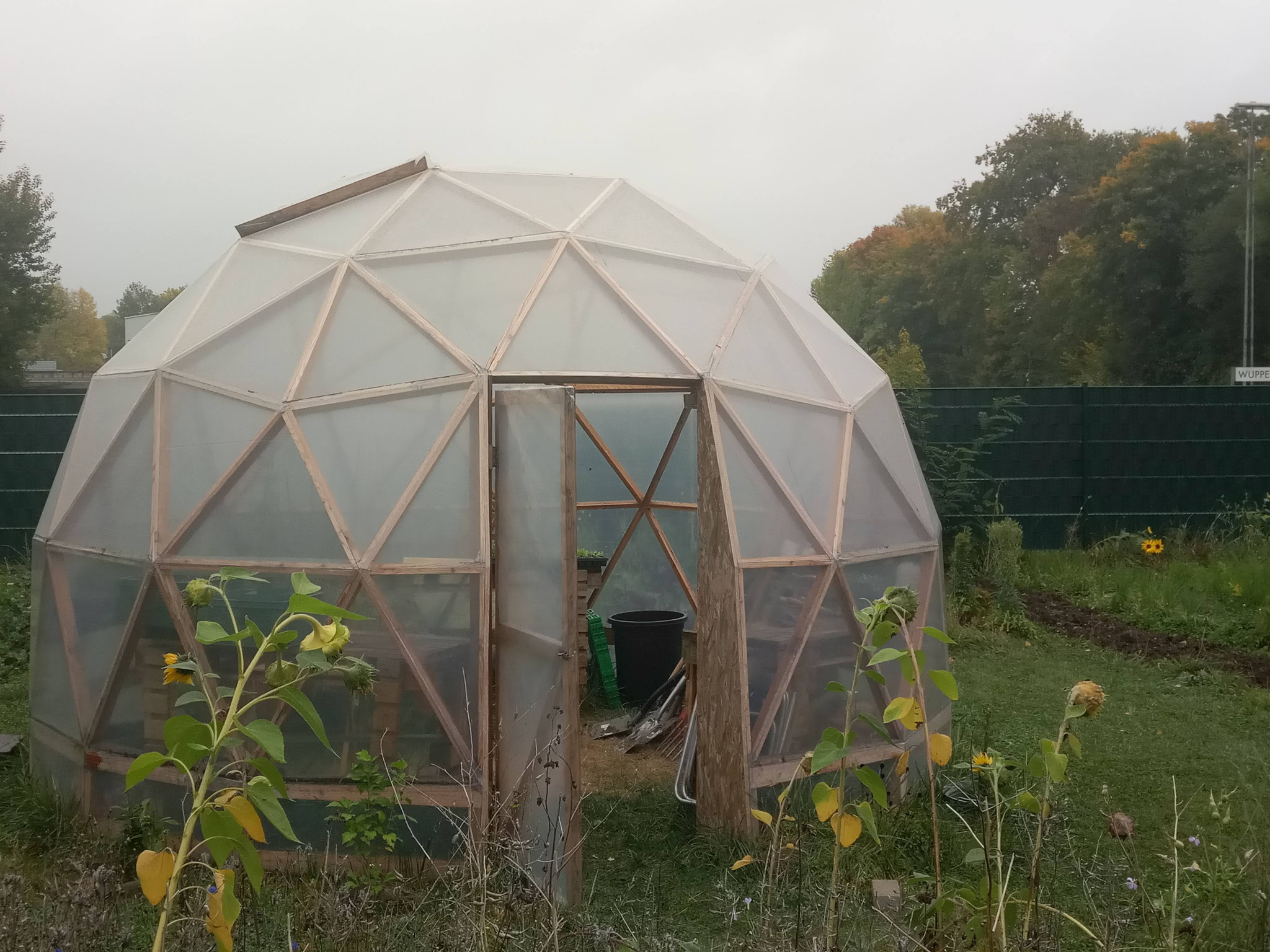Foto 1: Geo-Dom-Gewächshaus am Weltacker-Gelände