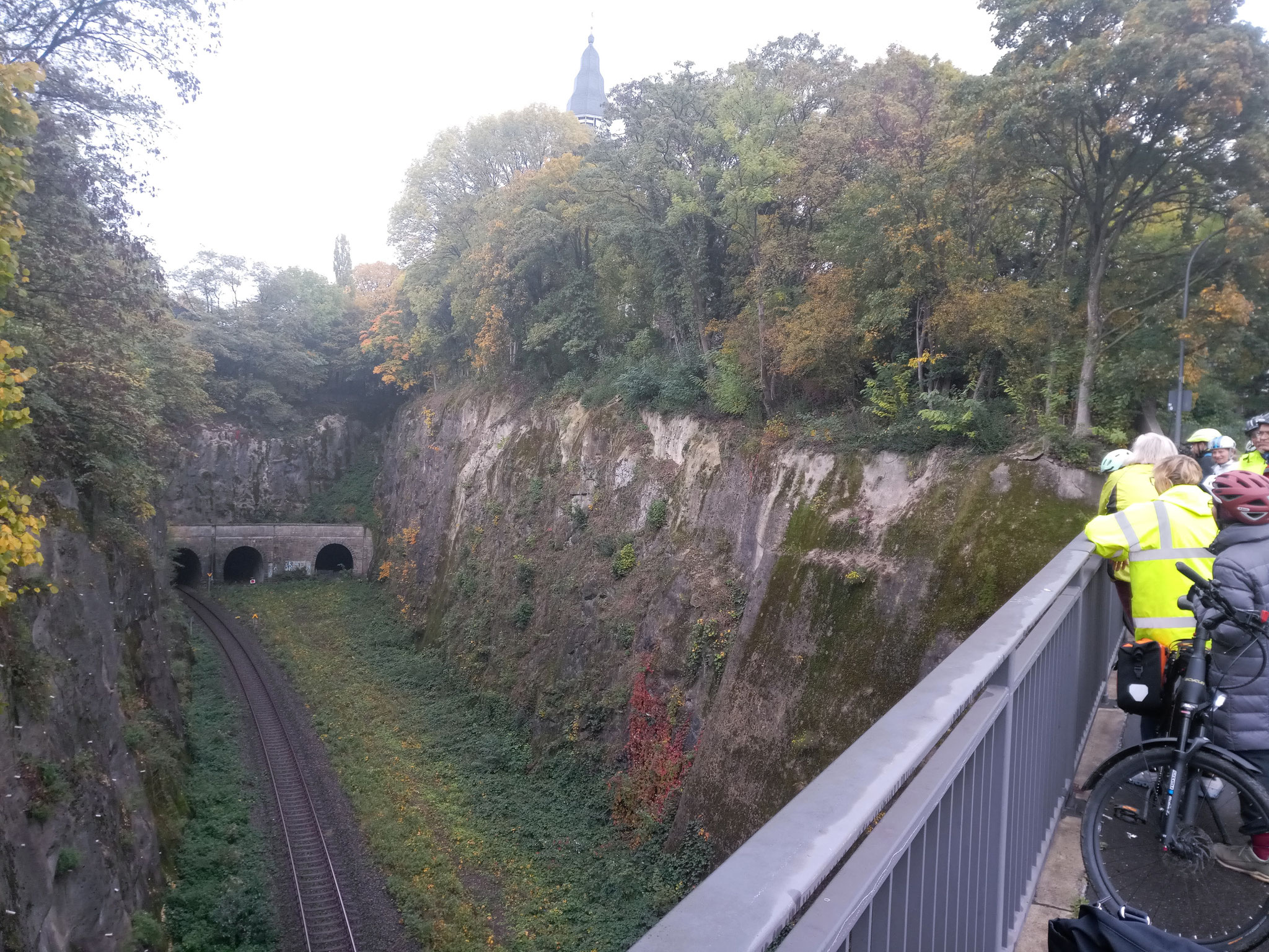 Foto 4: Leibuschstraße: Rechts die dritte Röhre des Rauenthaler Tunnels.