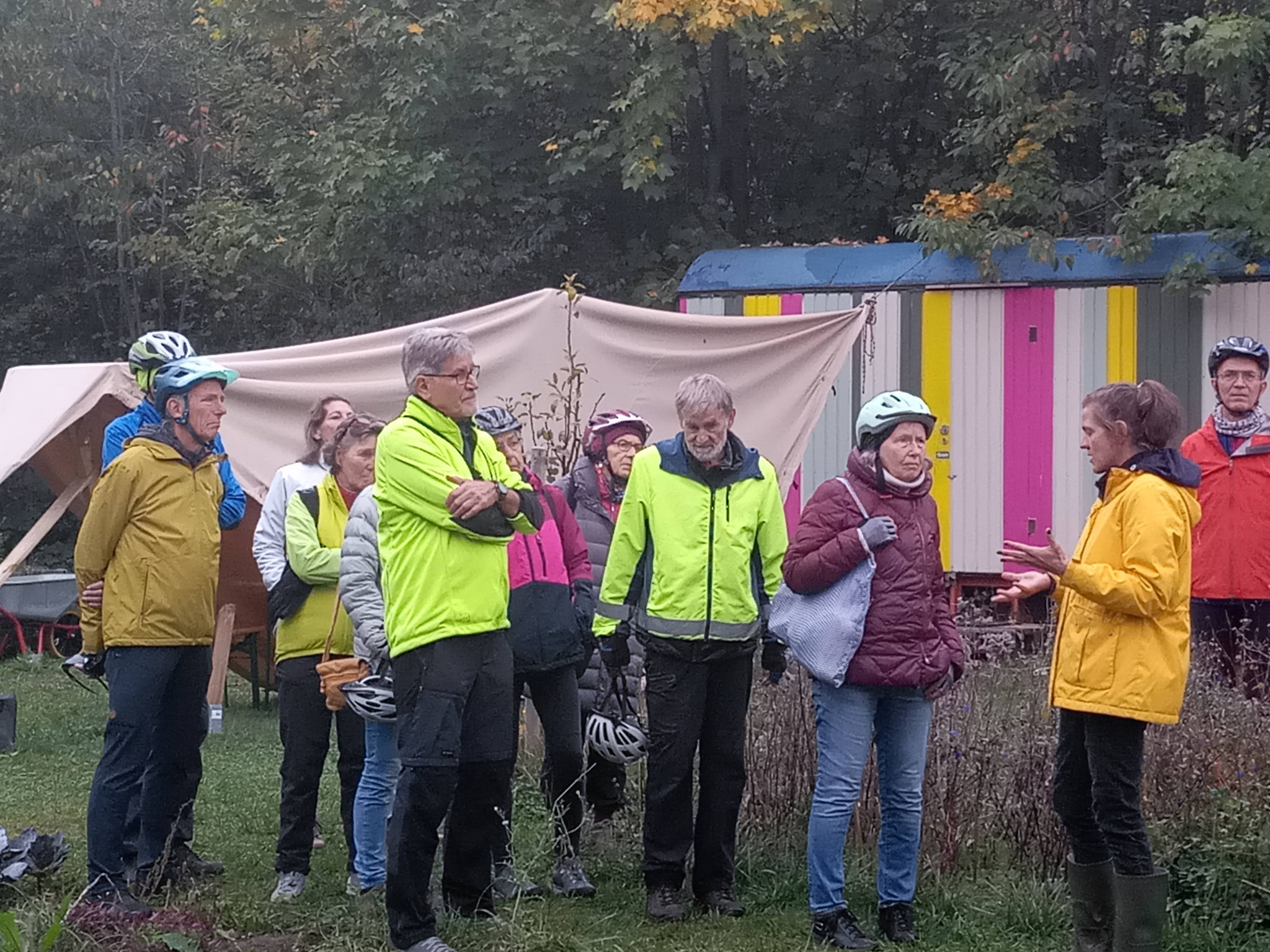 Foto 2:  Gärtnerin Karo Badke erklärt uns das Prinzip des „Weltackers“