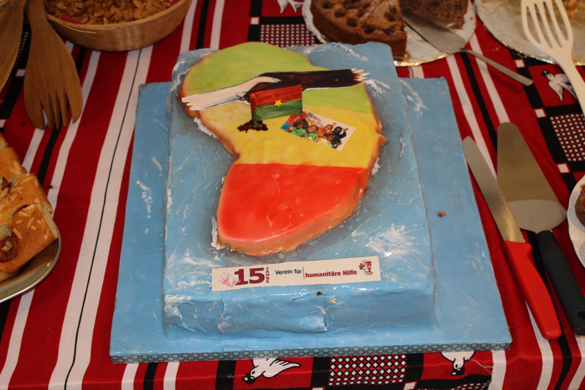 Bea Lippuner (Be-A-Cake) machte einen super schönen und mega feinen Jubiläumskuchen für uns. Herzlichen Dank!