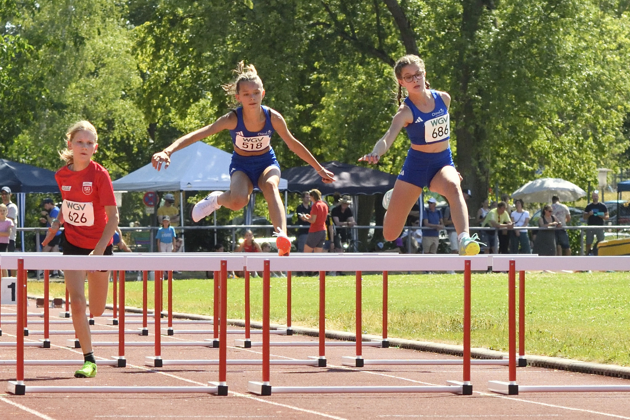 Liya (Nr. 518) und Antonia (Nr. 686) beim 60m Hürdenlauf