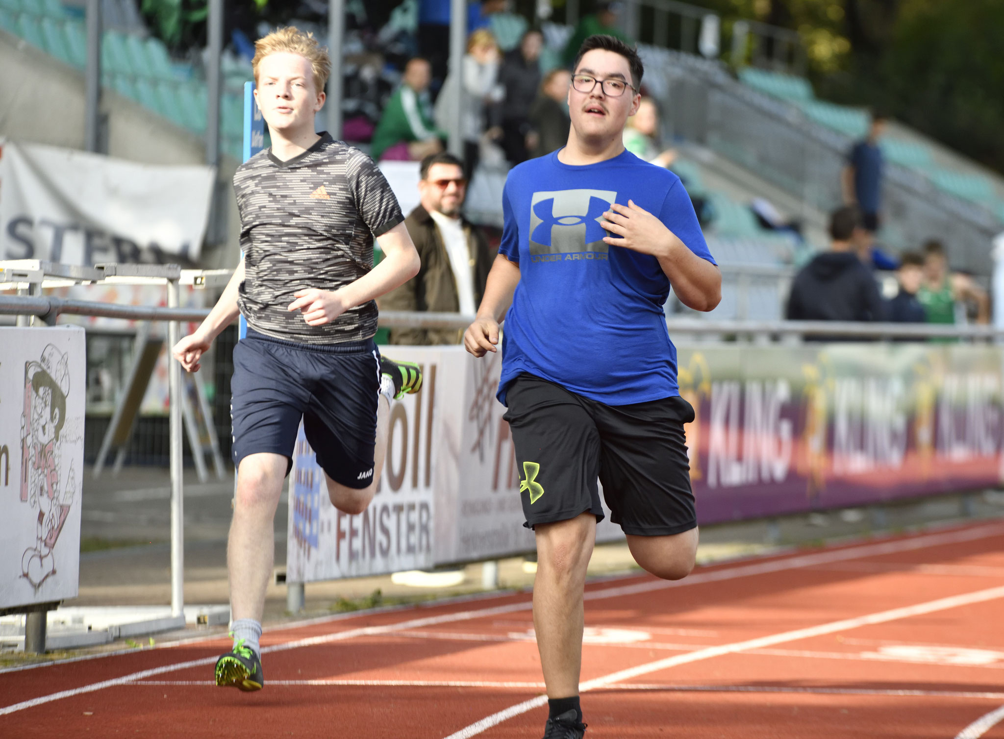 Paul (links) beim 100m Sprint der U16 im Duell mit Marc vom TV Weingarten (ebenfallls LG Welfen)