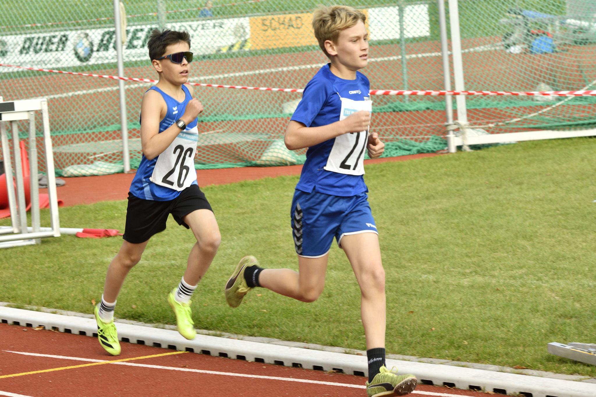 Anton (mit Brille) beim 800m Lauf