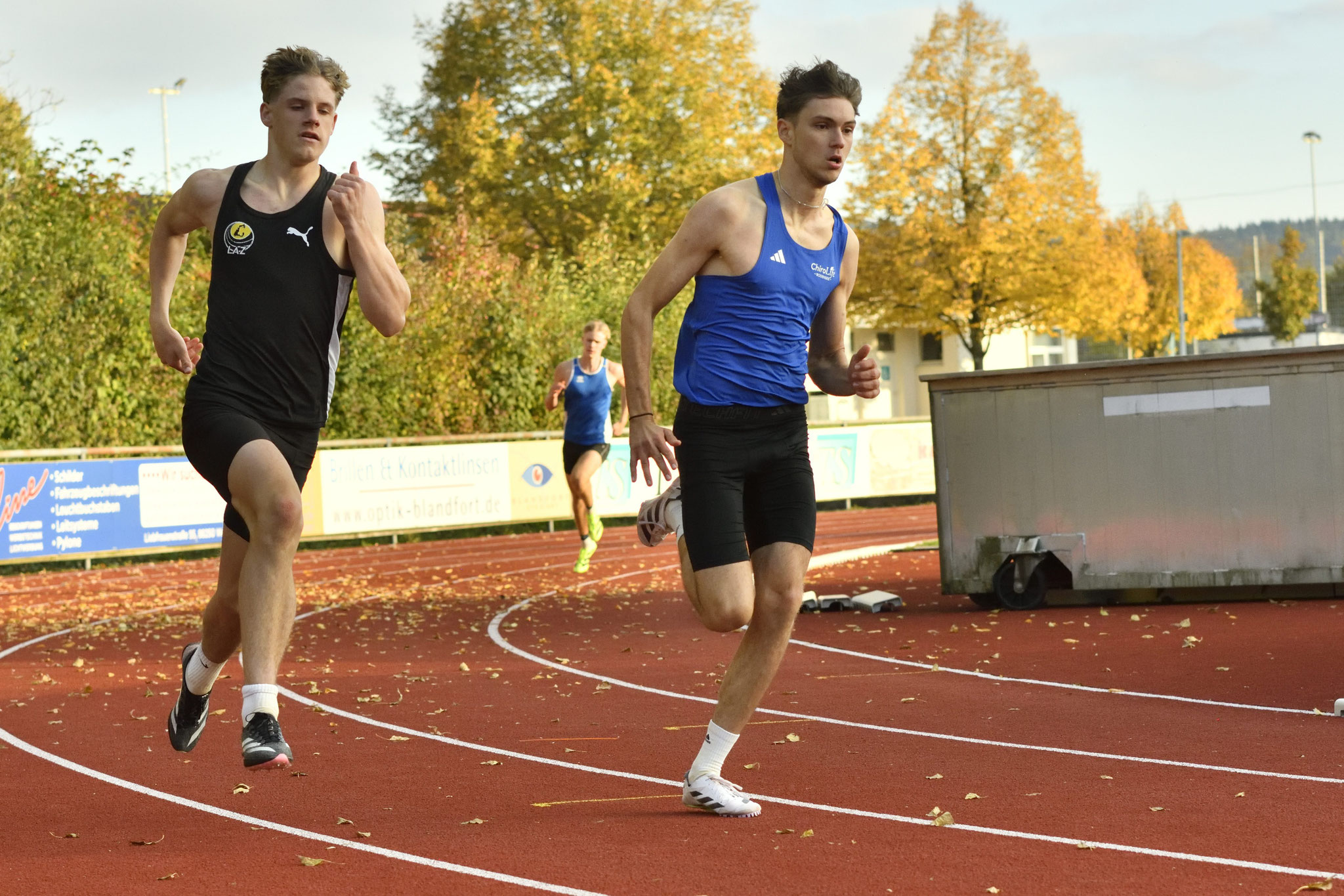 Jannik (rechts) beim 400m Lauf der 10-Kämpfer der U18