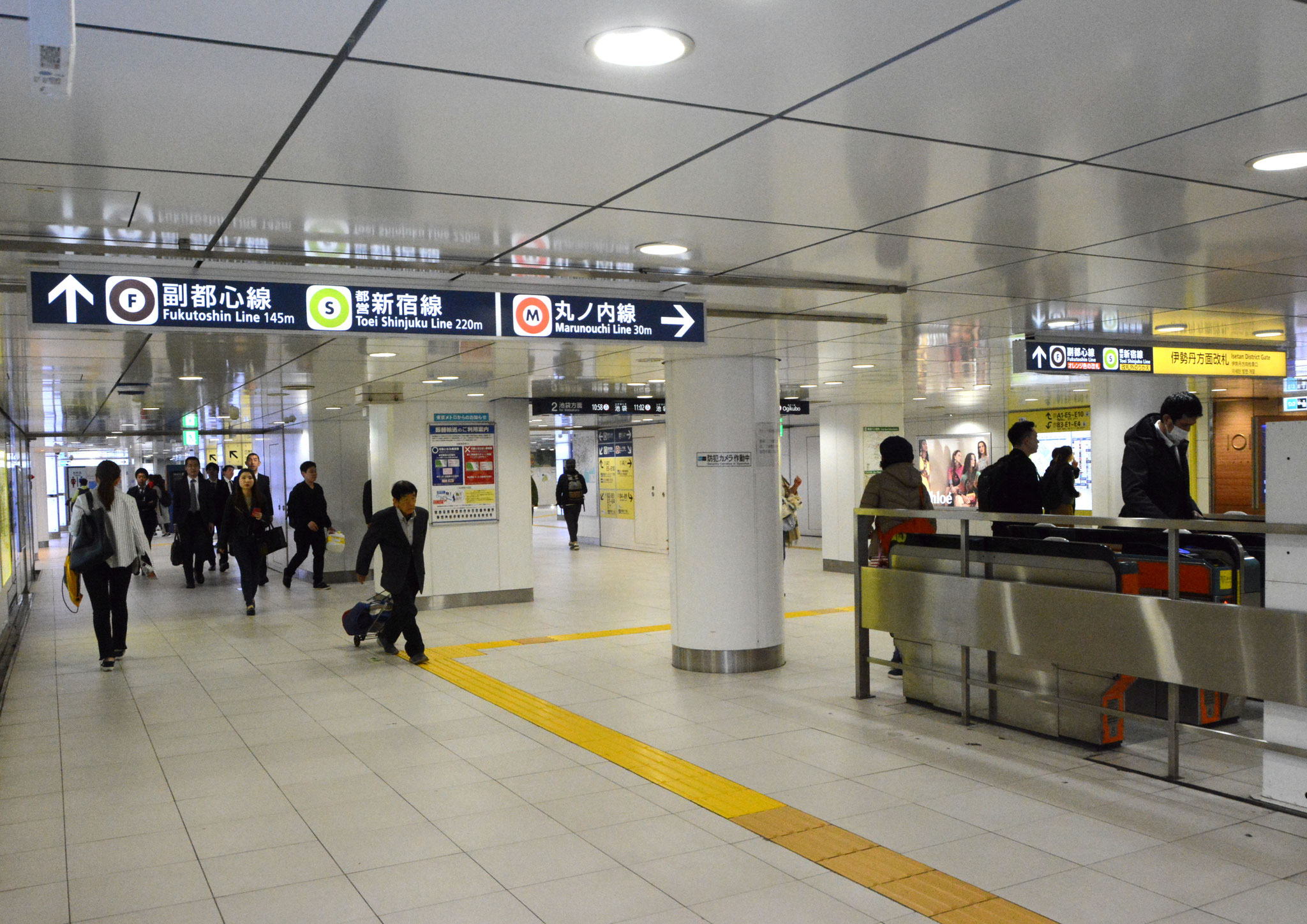 →④新宿三丁目駅（丸ノ内線）改札。ここから徒歩5分